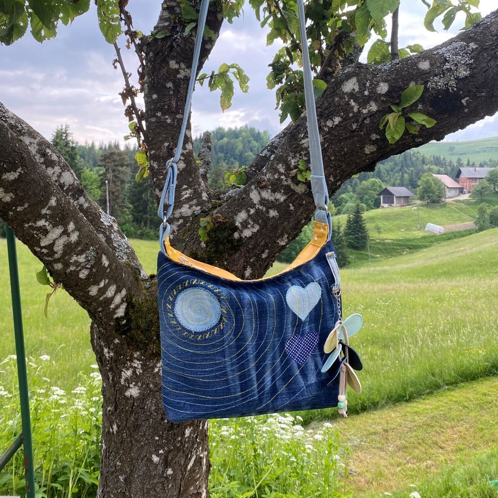 Razigrana torbica z obeskom