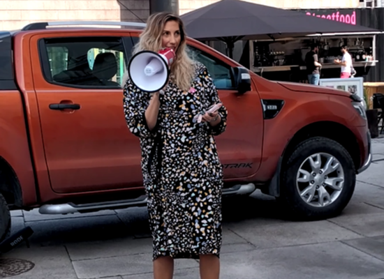 Du er stygg og feit. Kjøp noe!