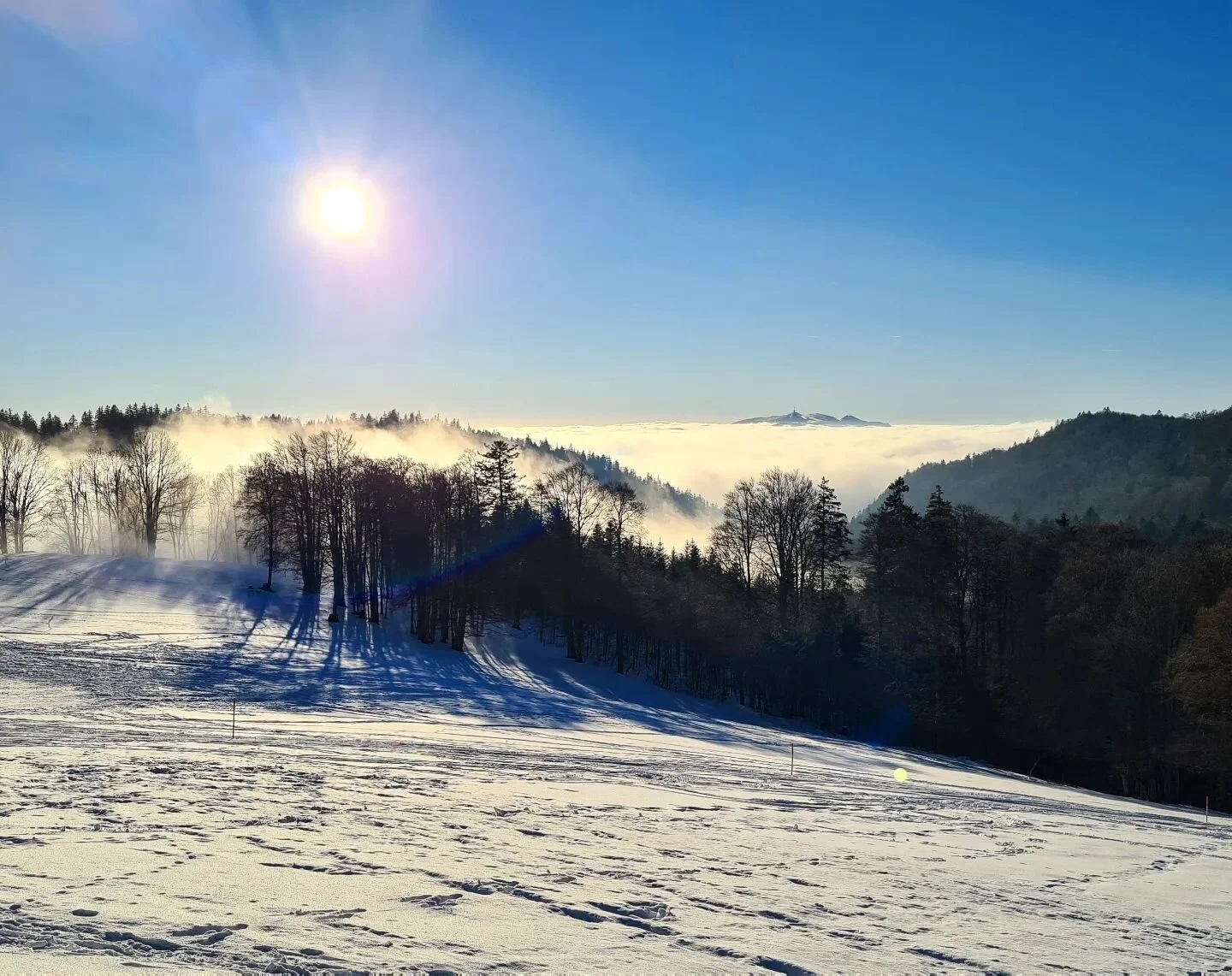 Immer wieder sch&ouml;n: N&auml;bumeer! 
Anzuh&ouml;ren auf Youtube. 

#n&auml;bumeer #nebelmeer #grenchenberg #vrduo #vrduomusic #&uuml;berdenwolken #sundayafternoon #sch&ouml;neschweiz