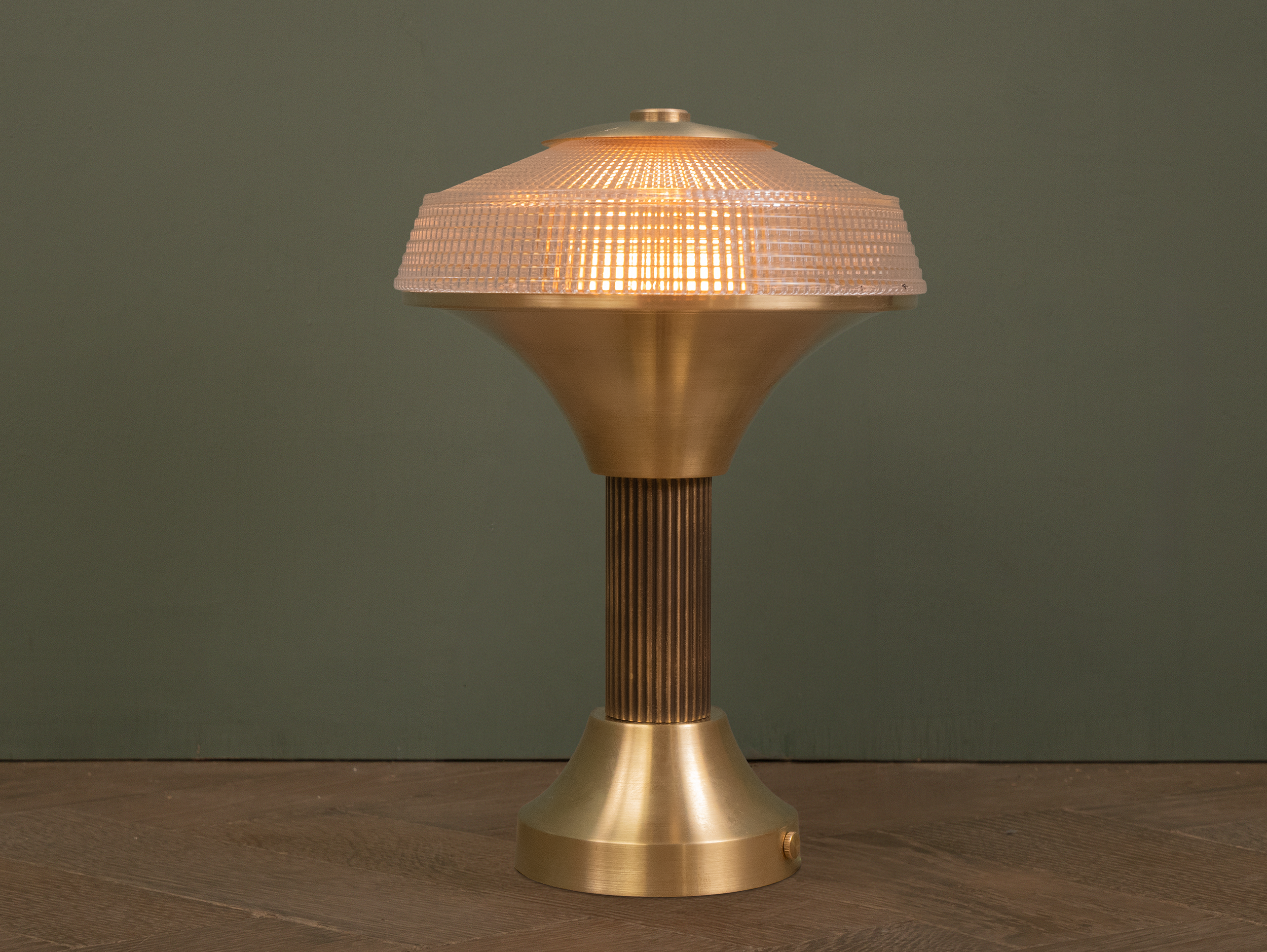 Vesta bar top lamp on.png