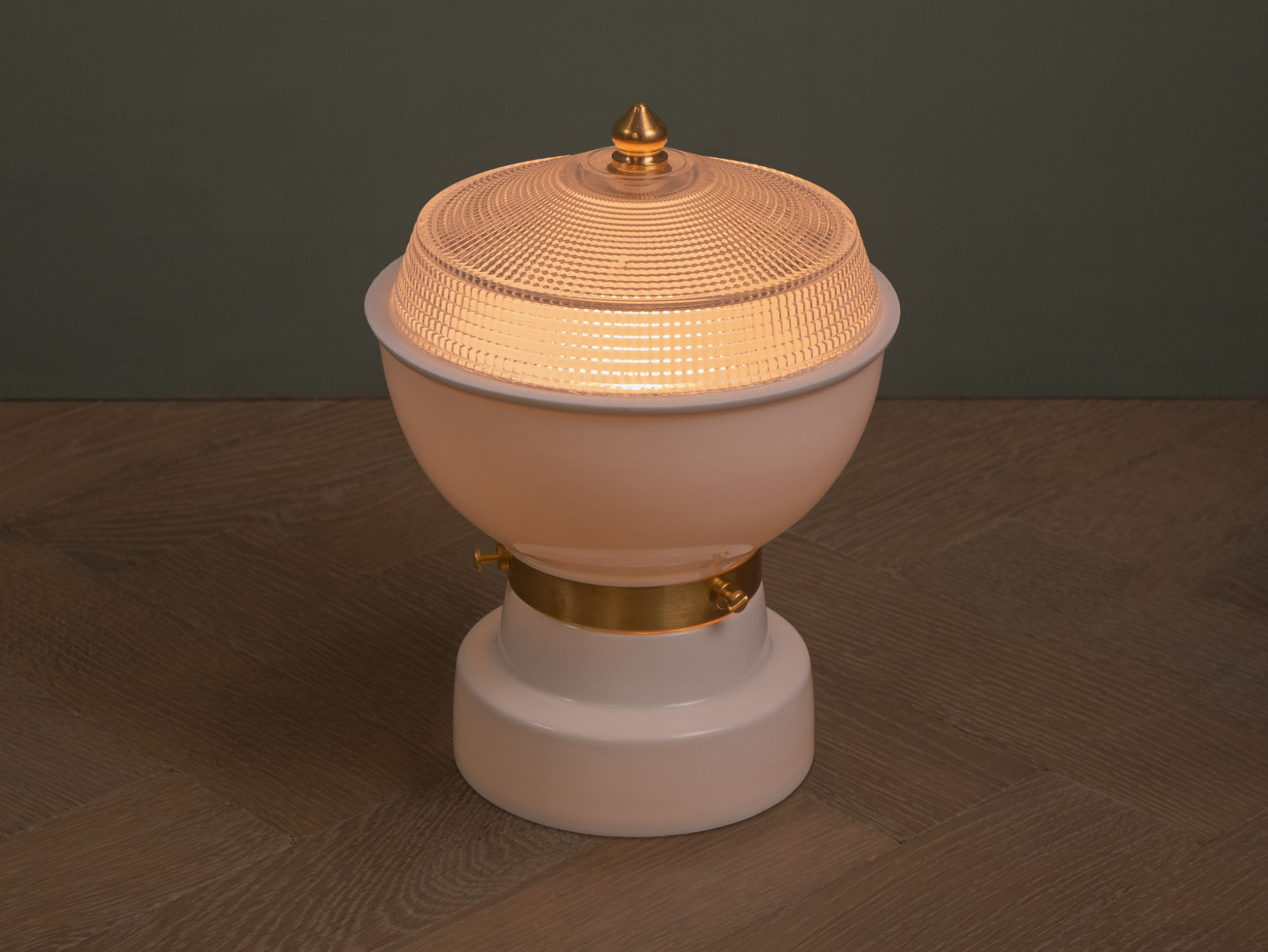 granada bar lamp on.png