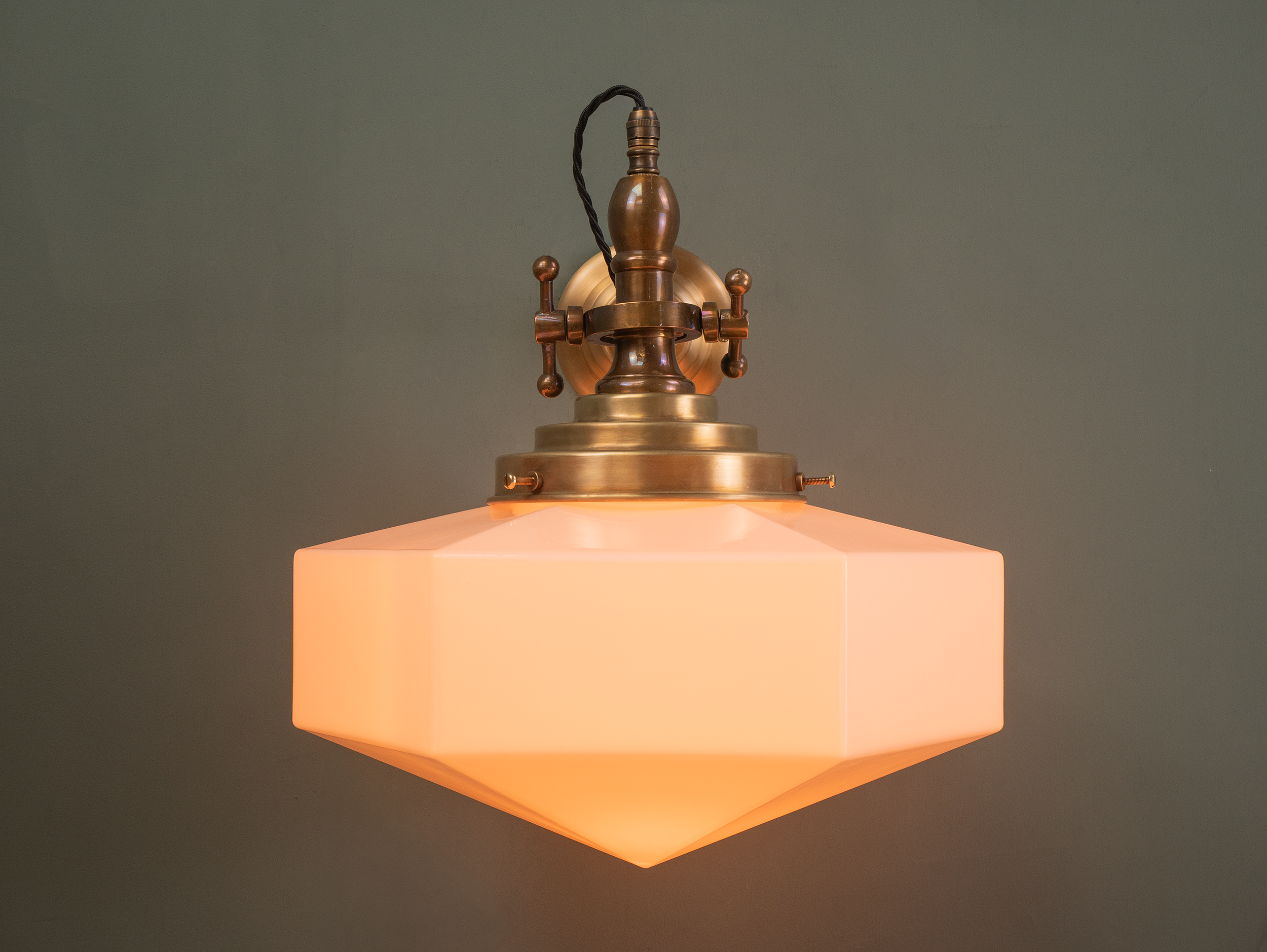 Leighton wall lamp on.png