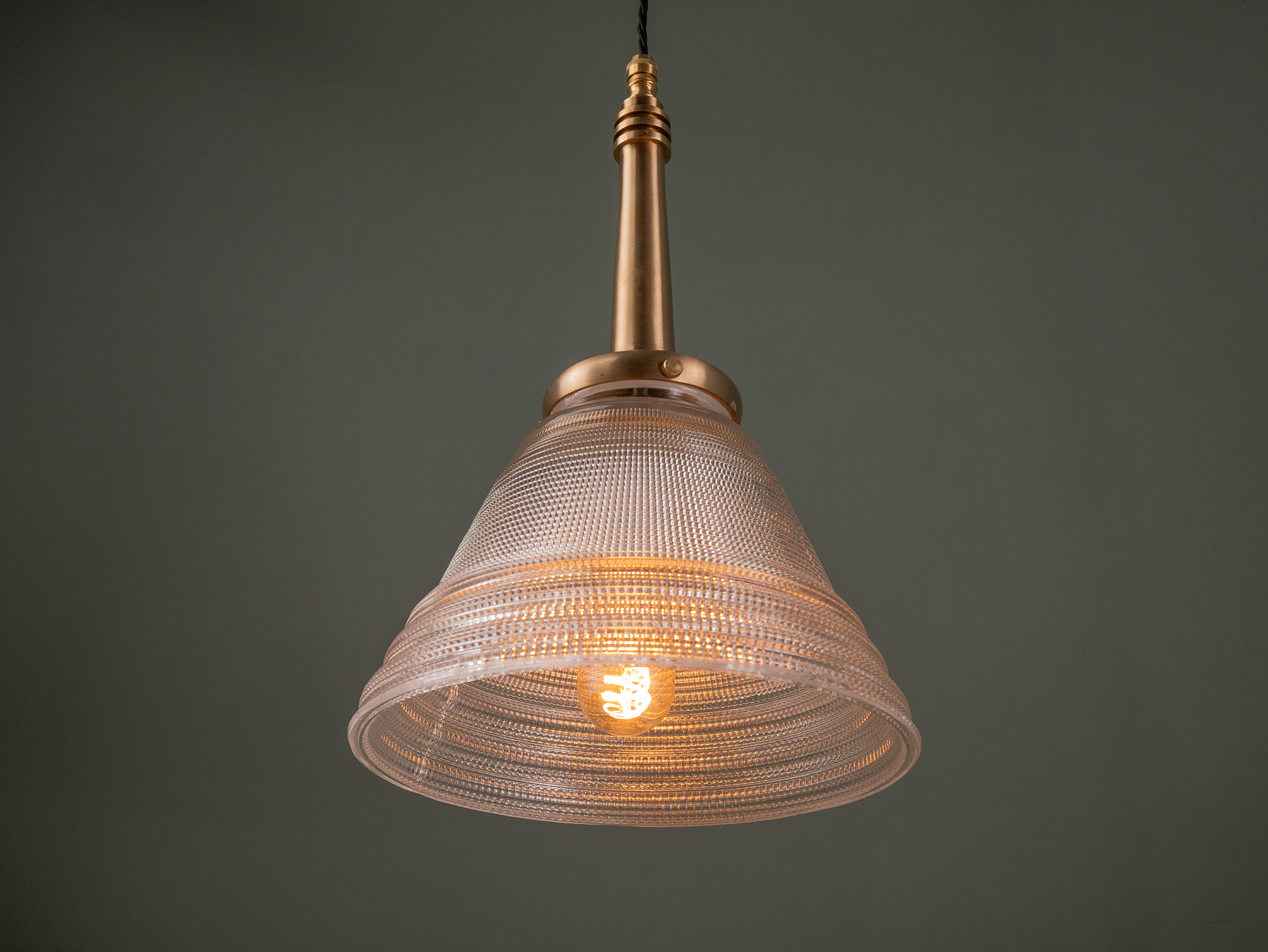 Vaughn pendant up.png