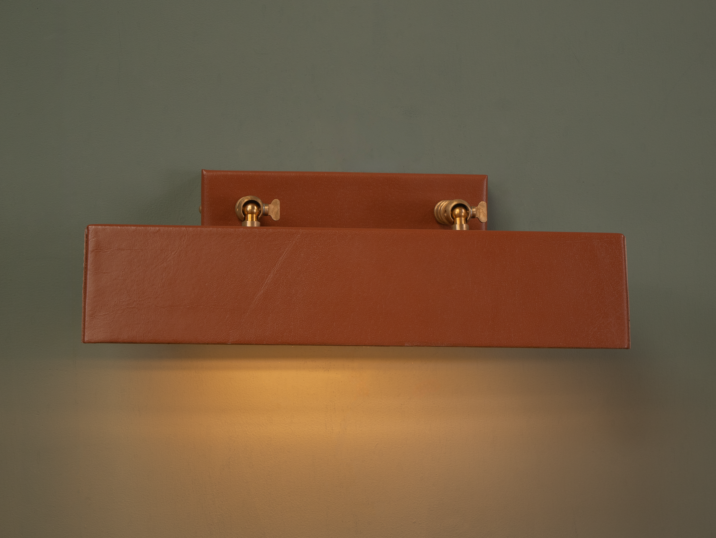 coulter wall light on.png