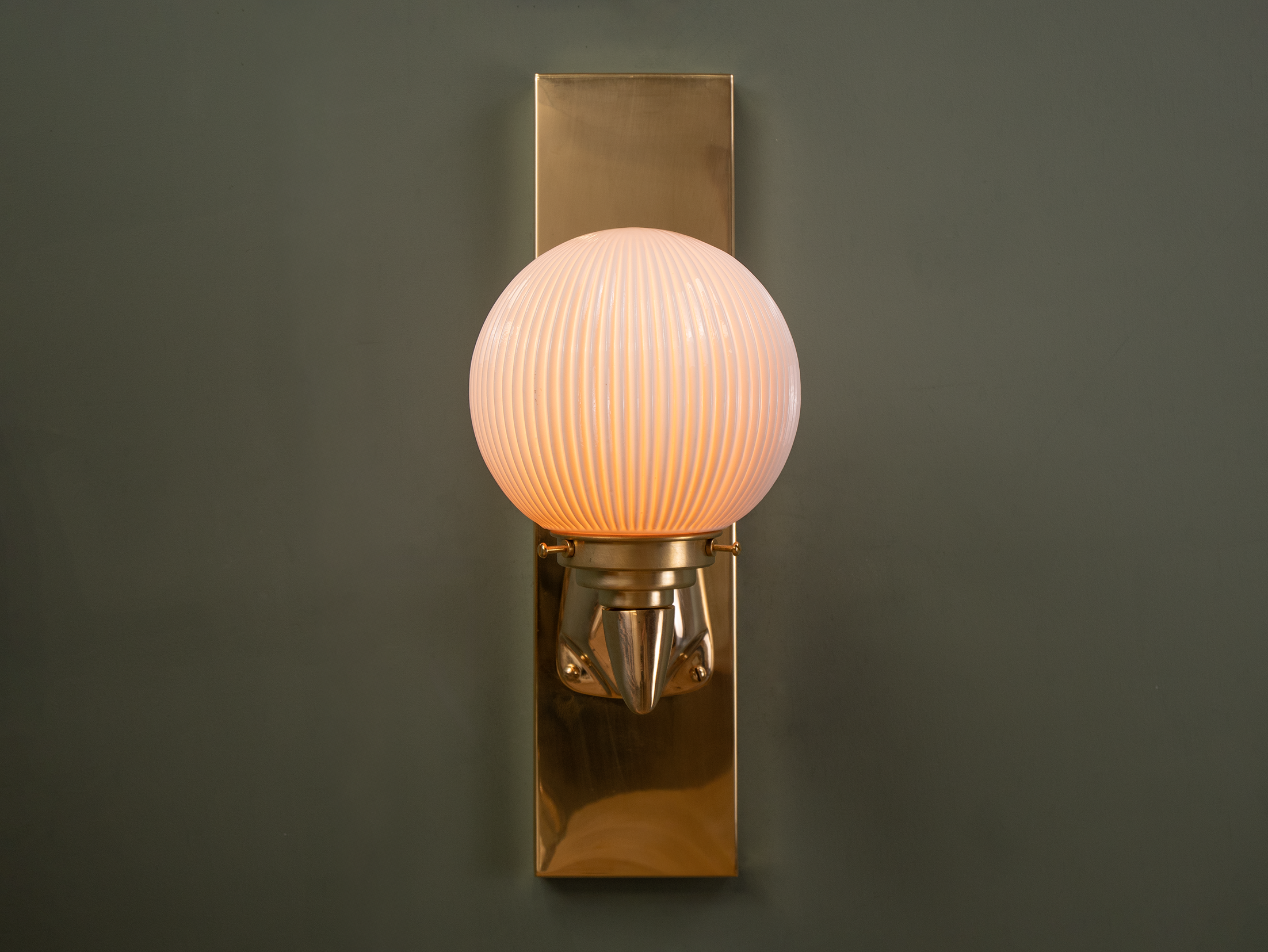 Hilton wall light opal on.png