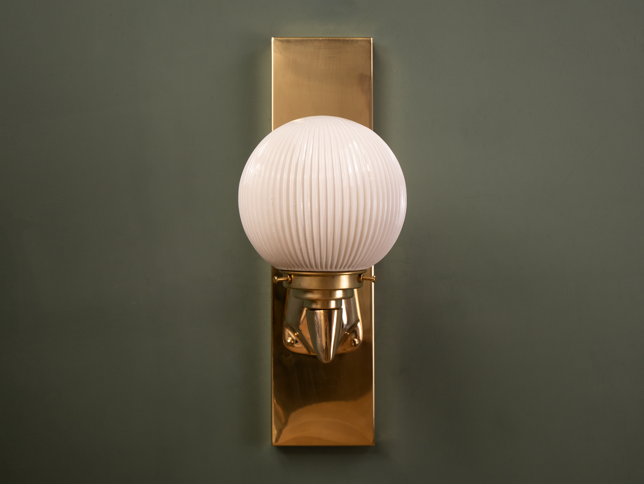 Hilton wall light opal off.png