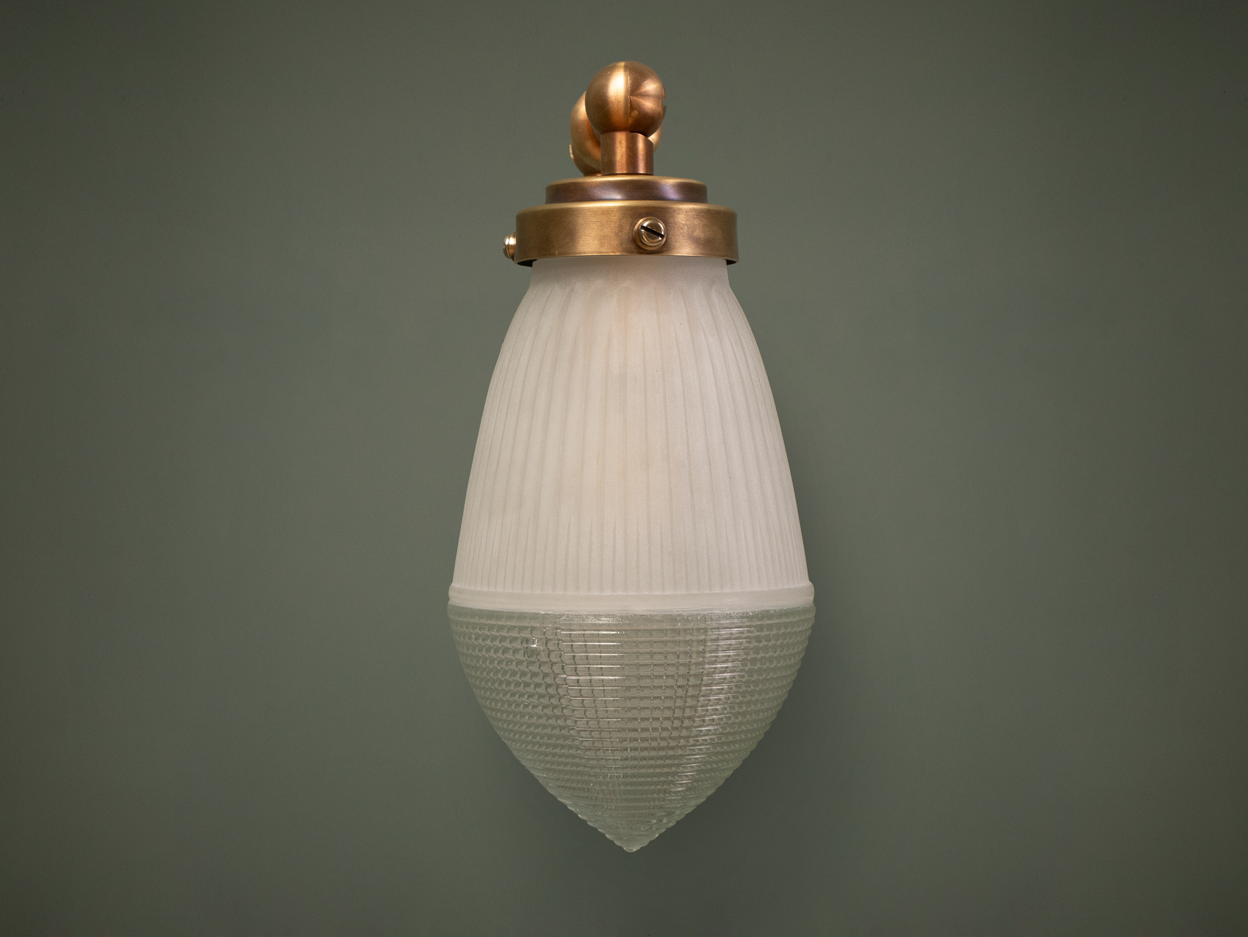 rourke wall light off.png
