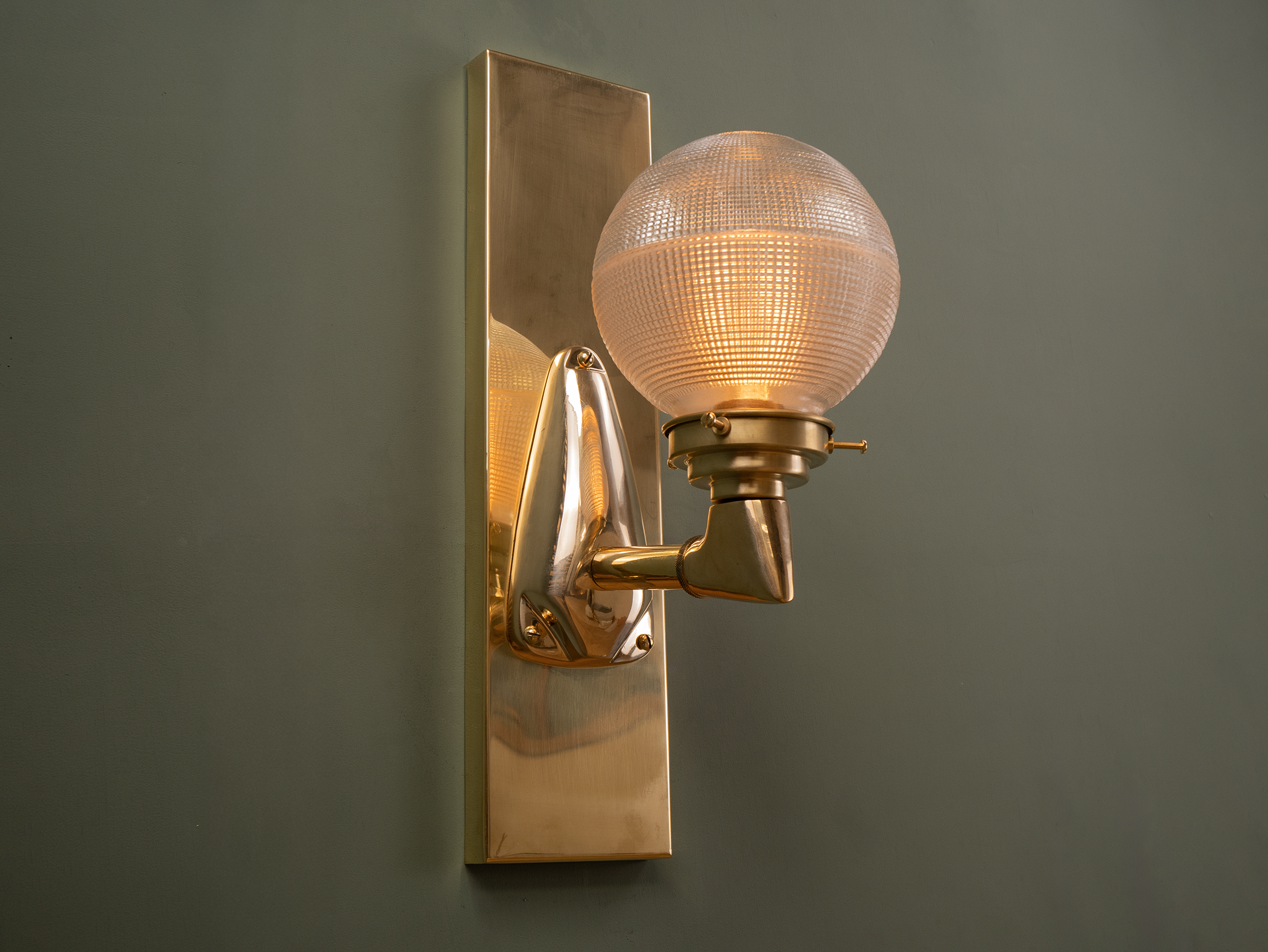Stowe wall light up.png