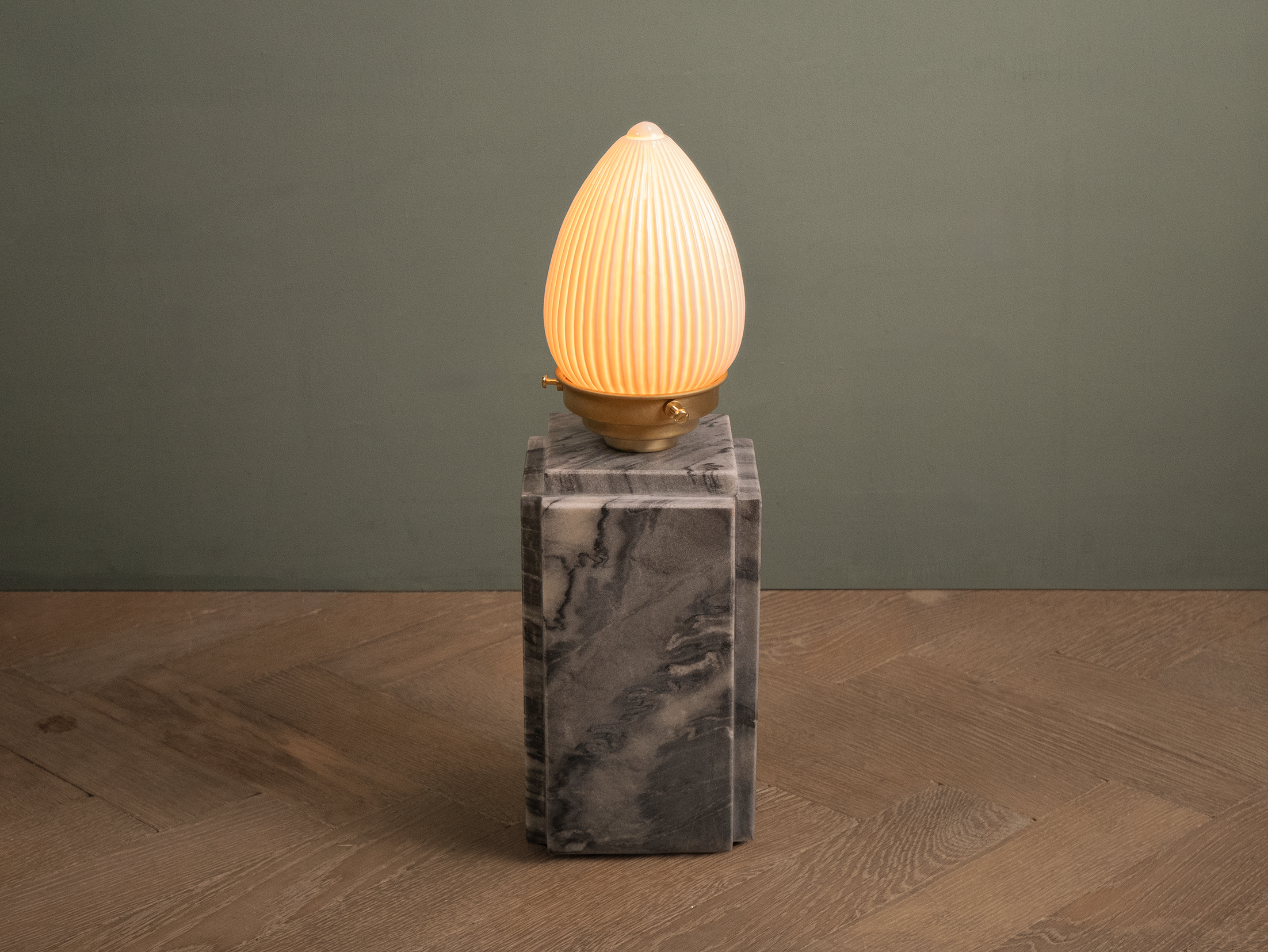 Curzon bar lamp black carrara on.png