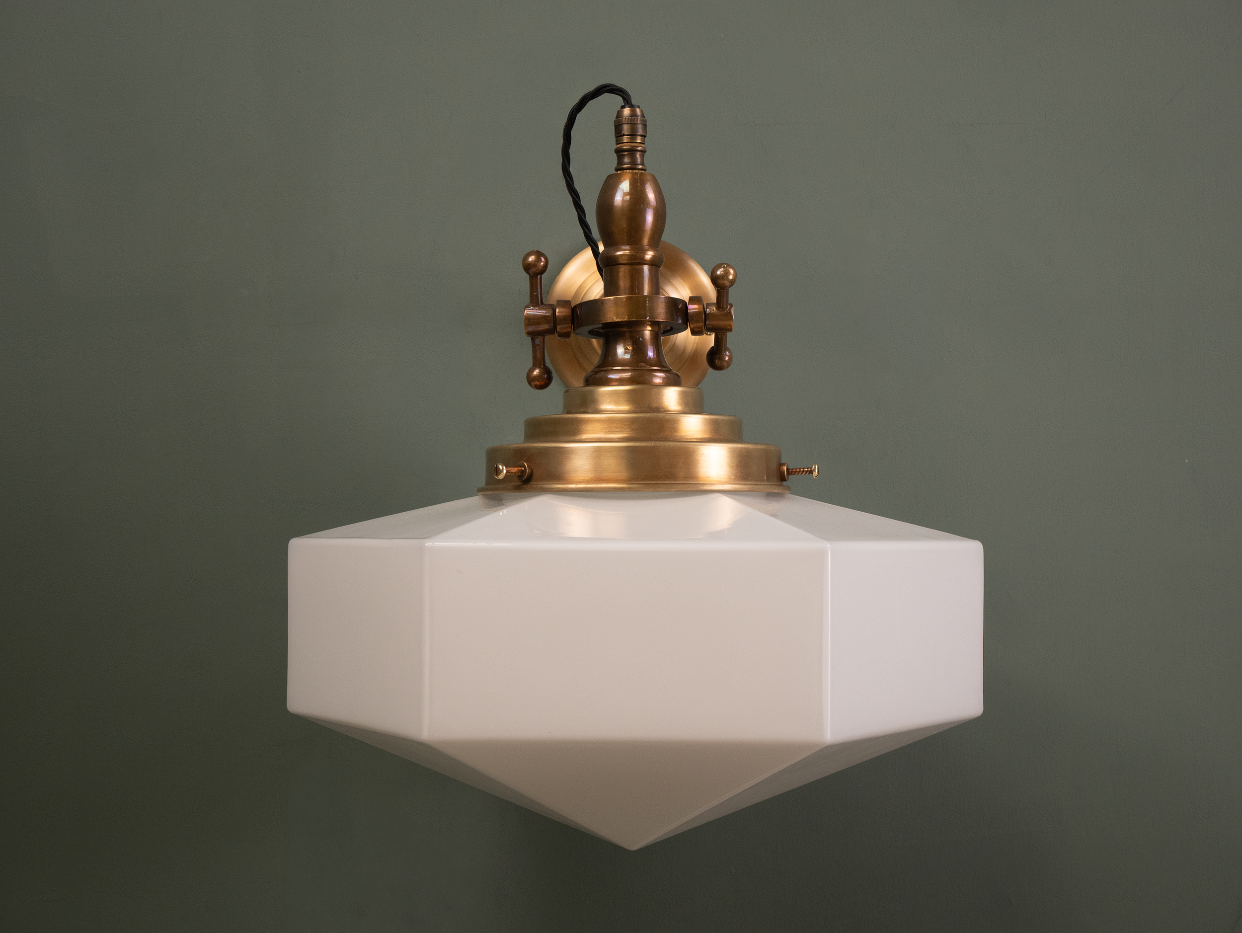 Leighton wall lamp off.png