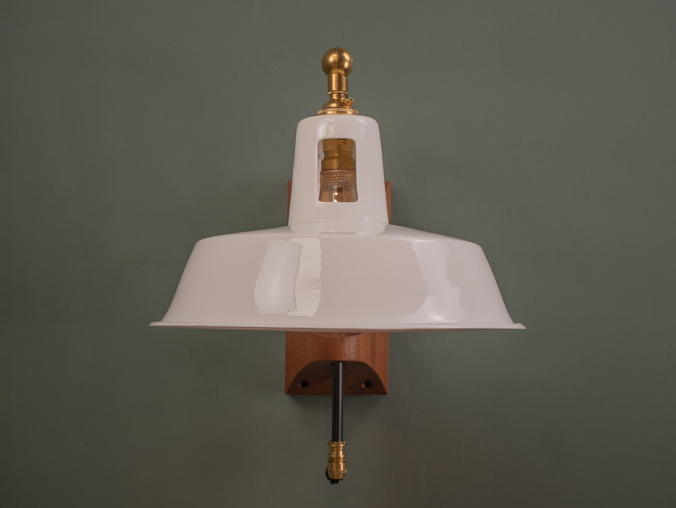 Wrackham wall light off.png
