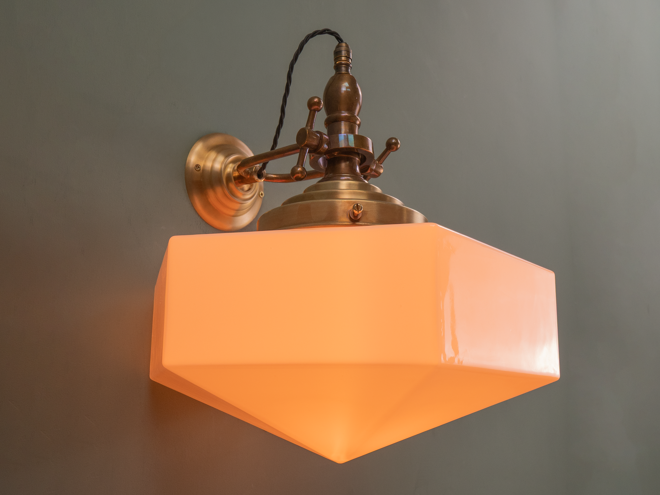 Leighton wall lamp up.png