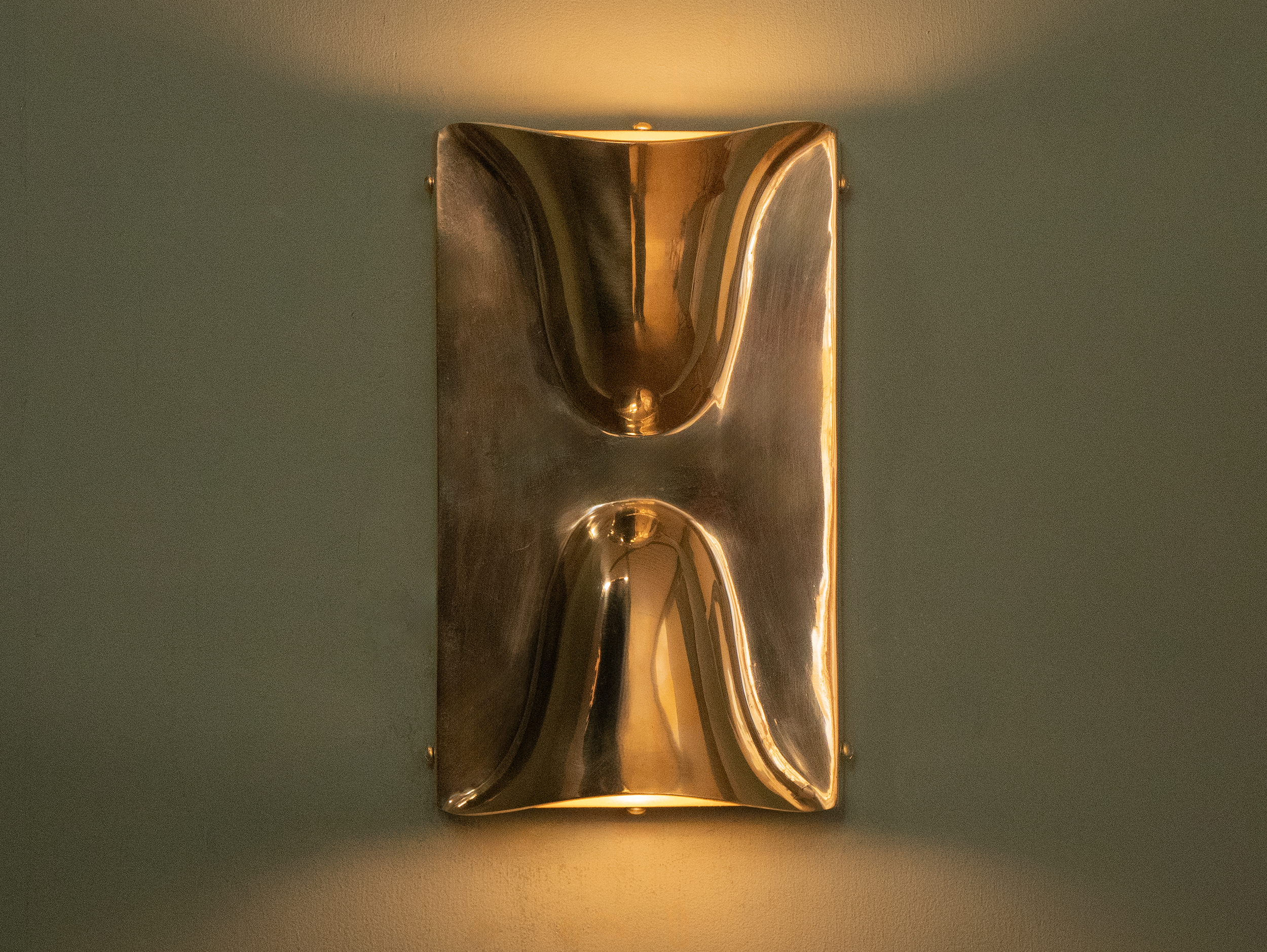 monserrat wall light on.png