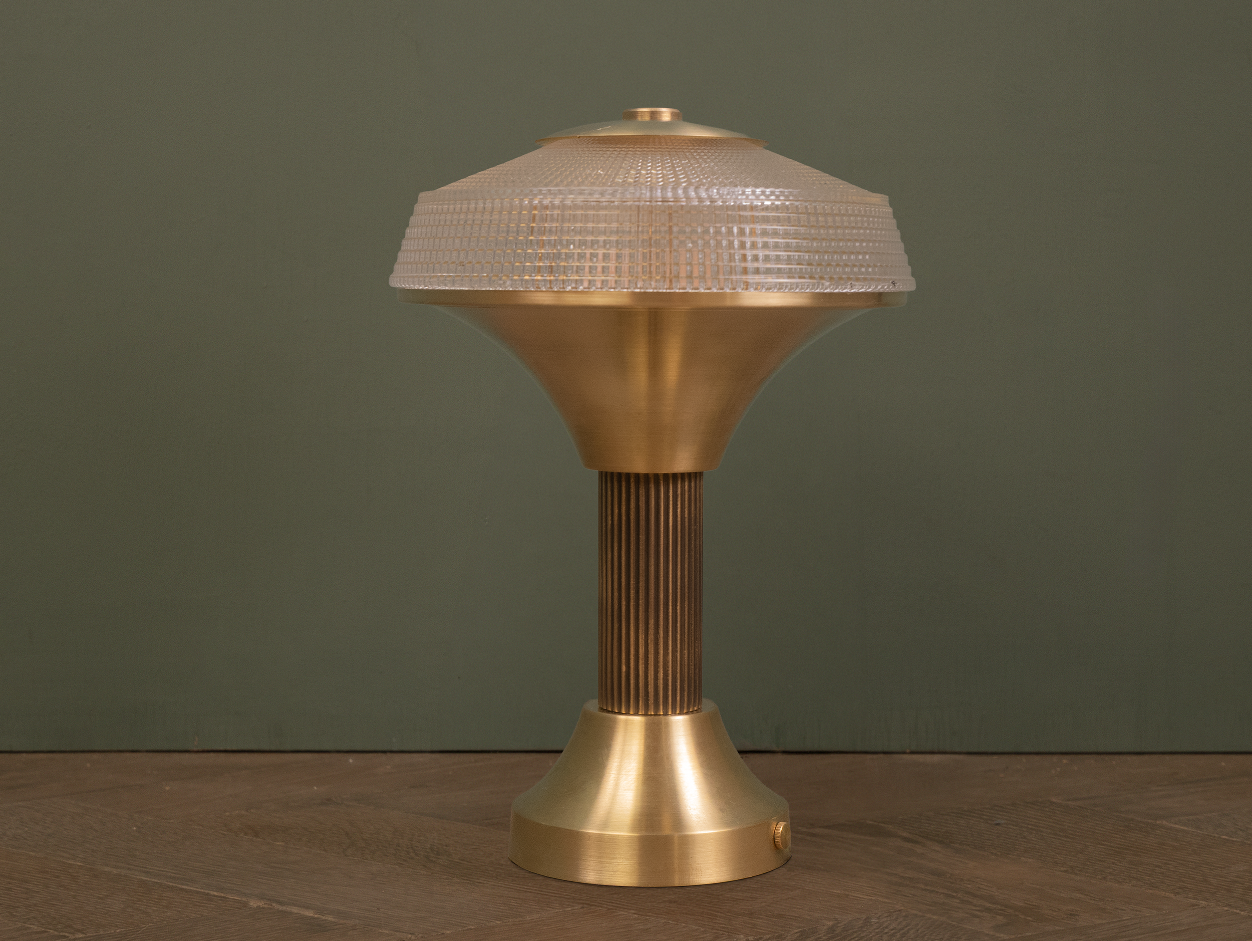 Vesta bar top lamp off.png