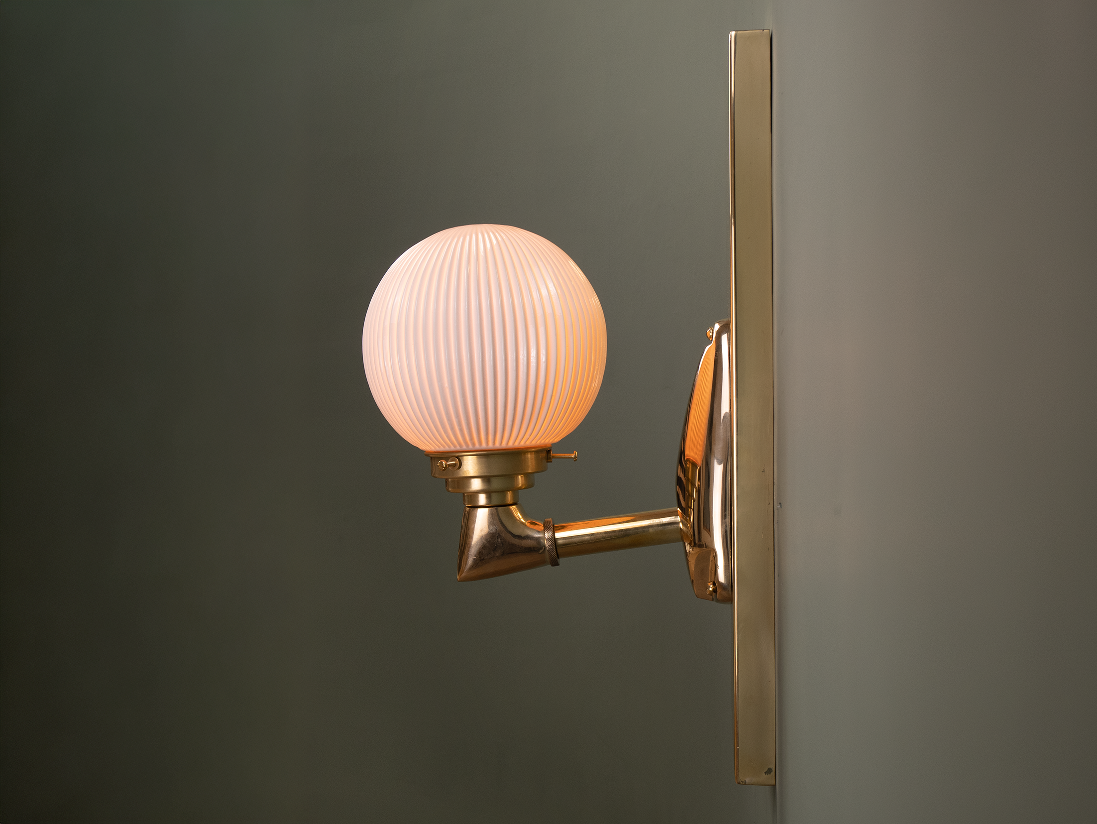 Hilton wall light opal side.png