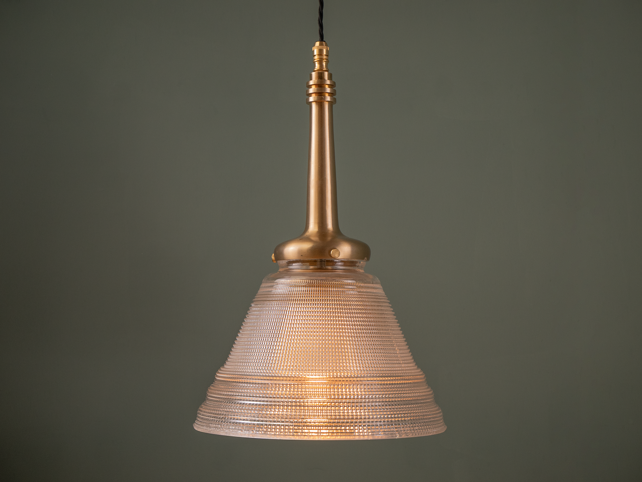 Vaughn pendant on.png