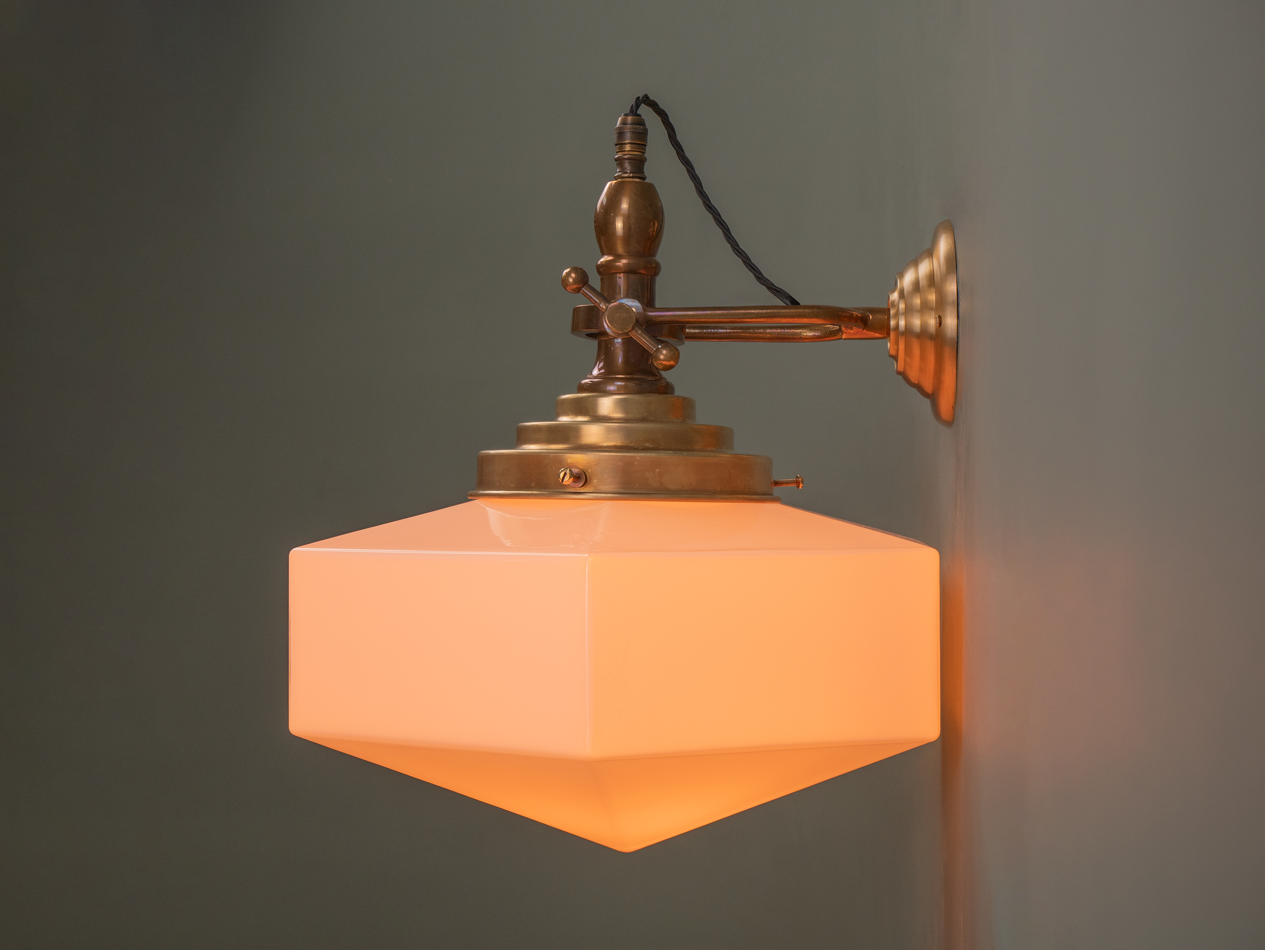 Leighton wall lamp side.png