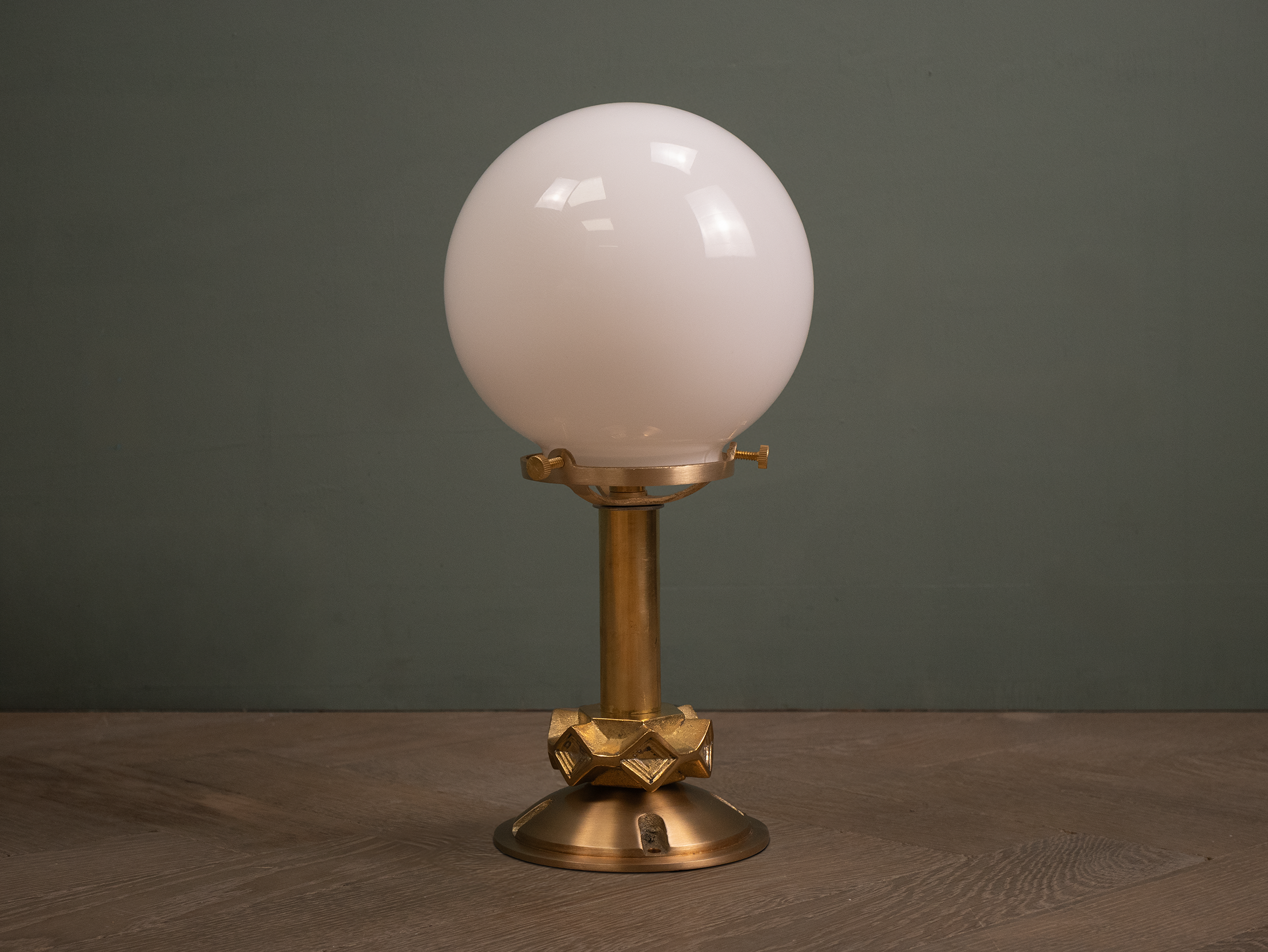 Salerno bar lamp off.png