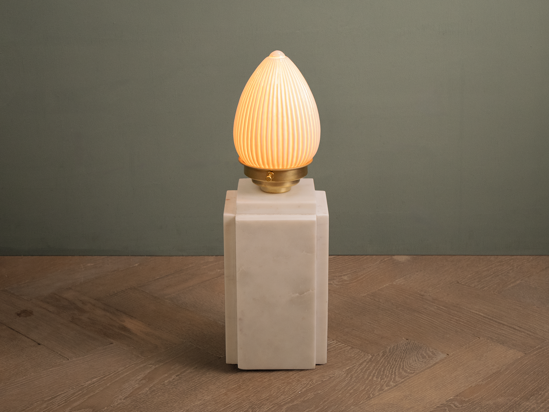 Curzon bar lamp white carrara on.png