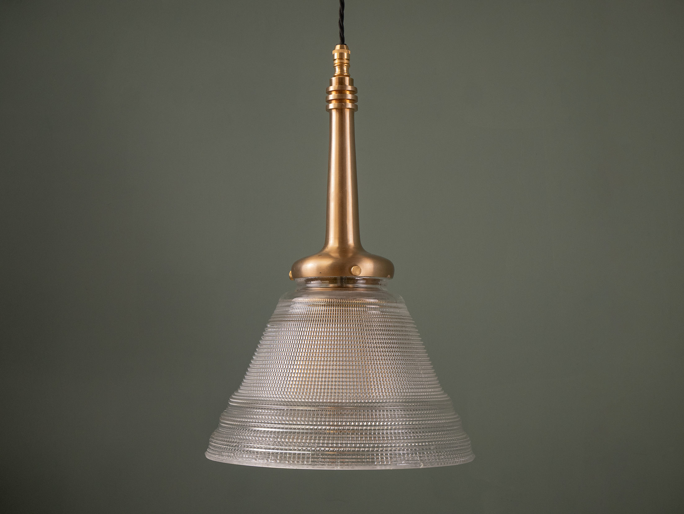 Vaughn pendant off.png