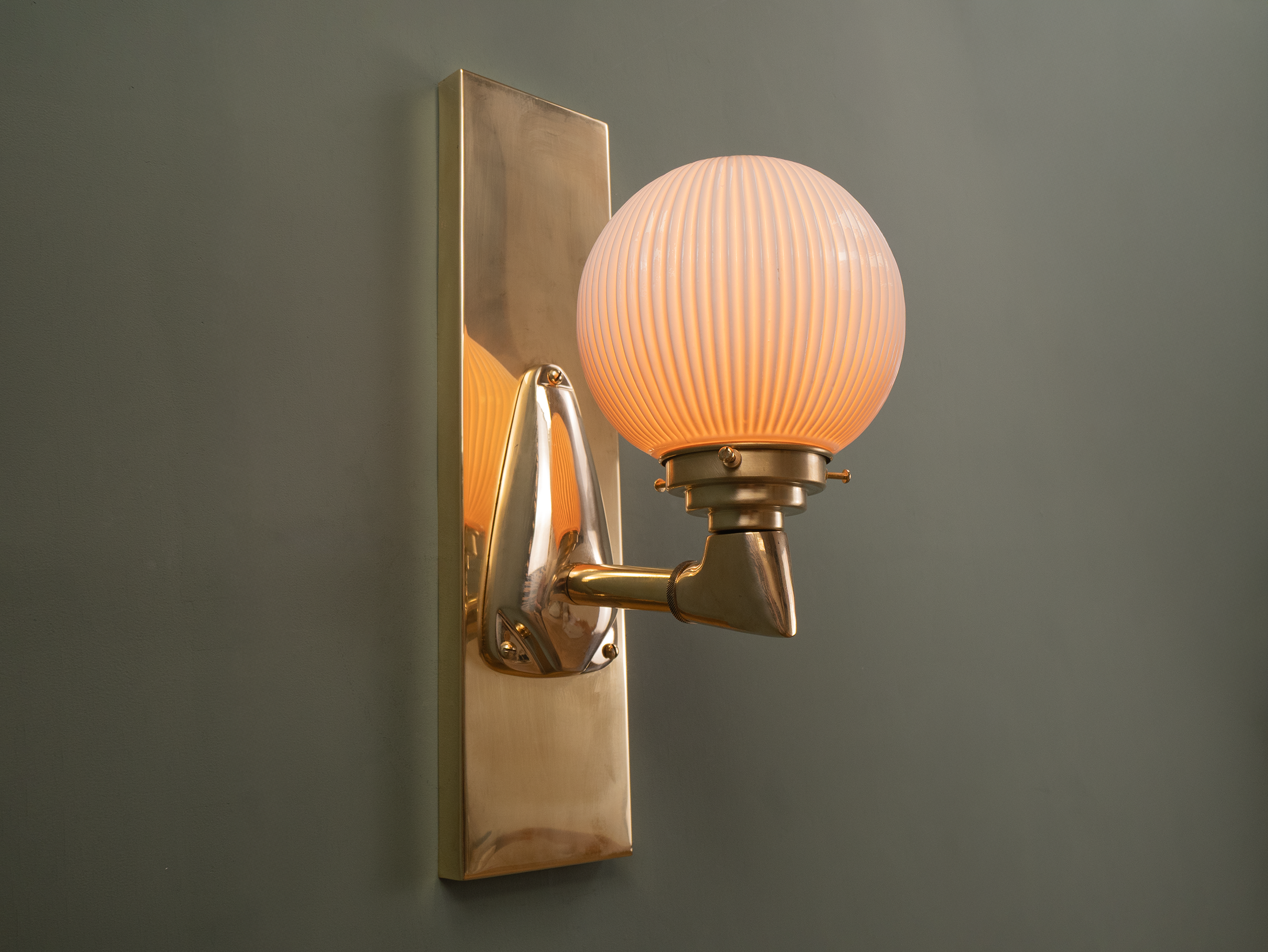 Hilton wall light opal up.png