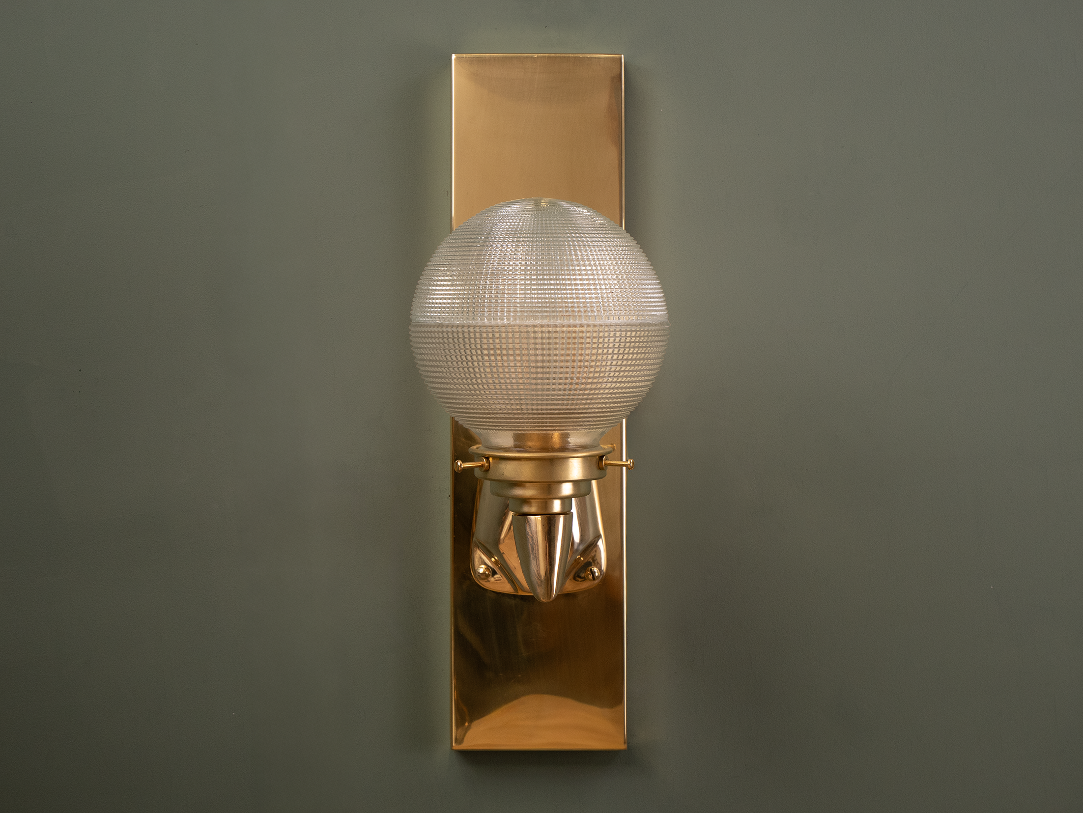 Stowe wall light off.png