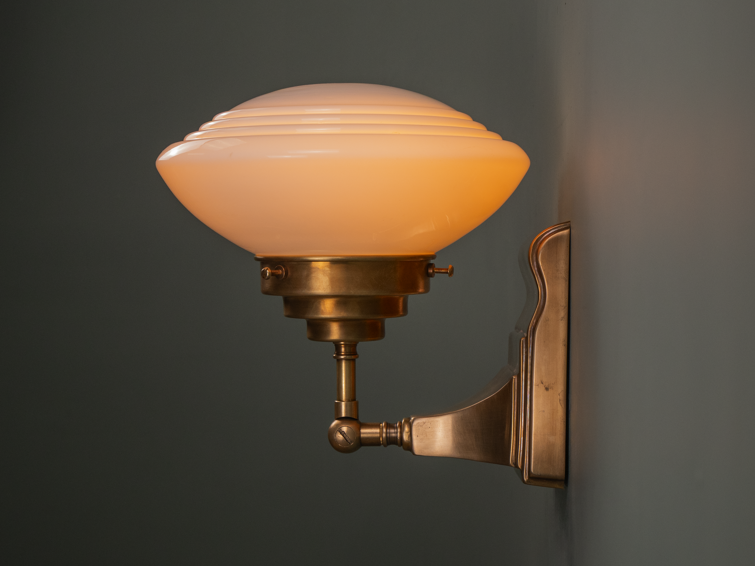 Monkton wall light side.png
