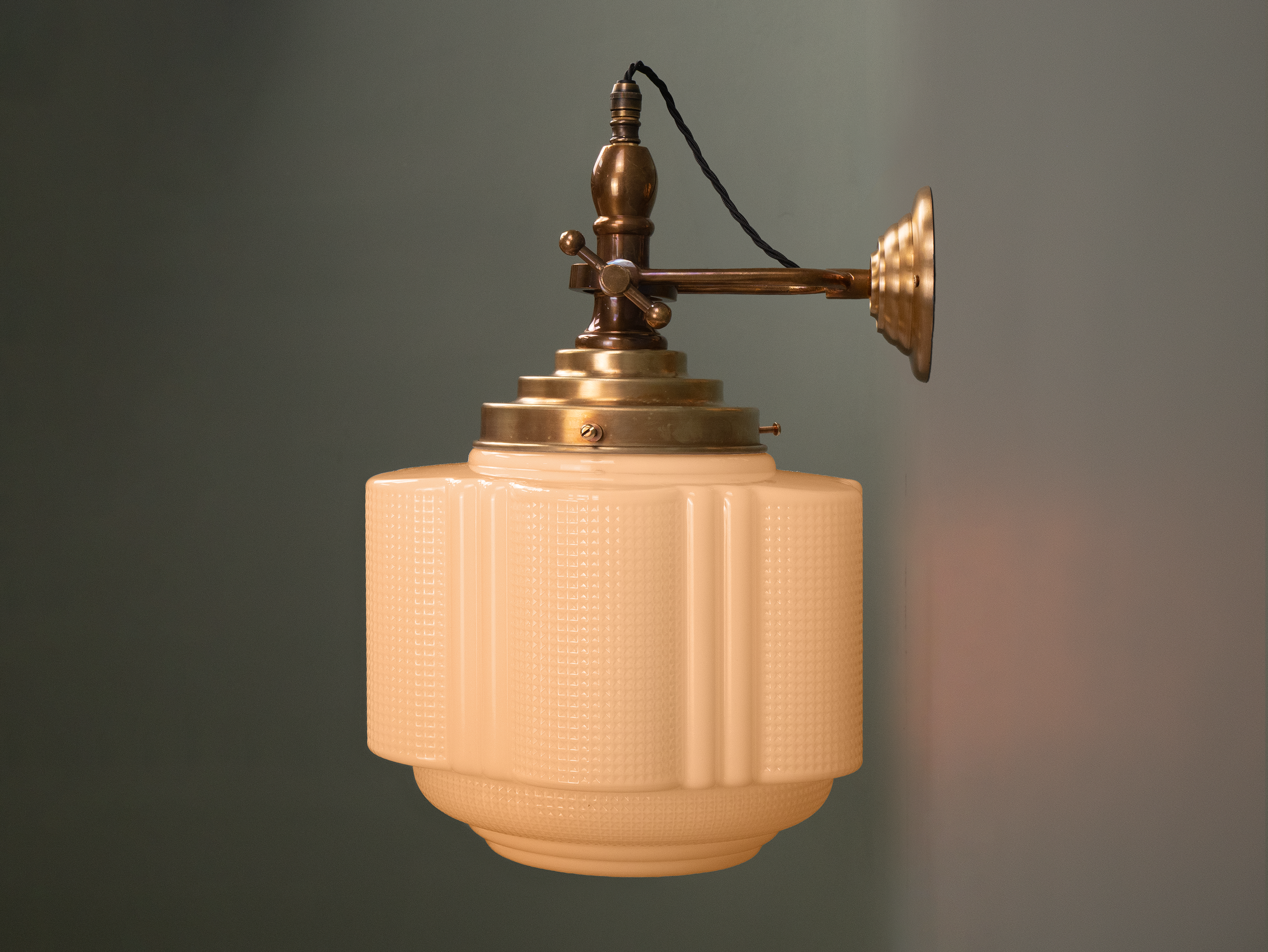 Budapest wall light opal side.png