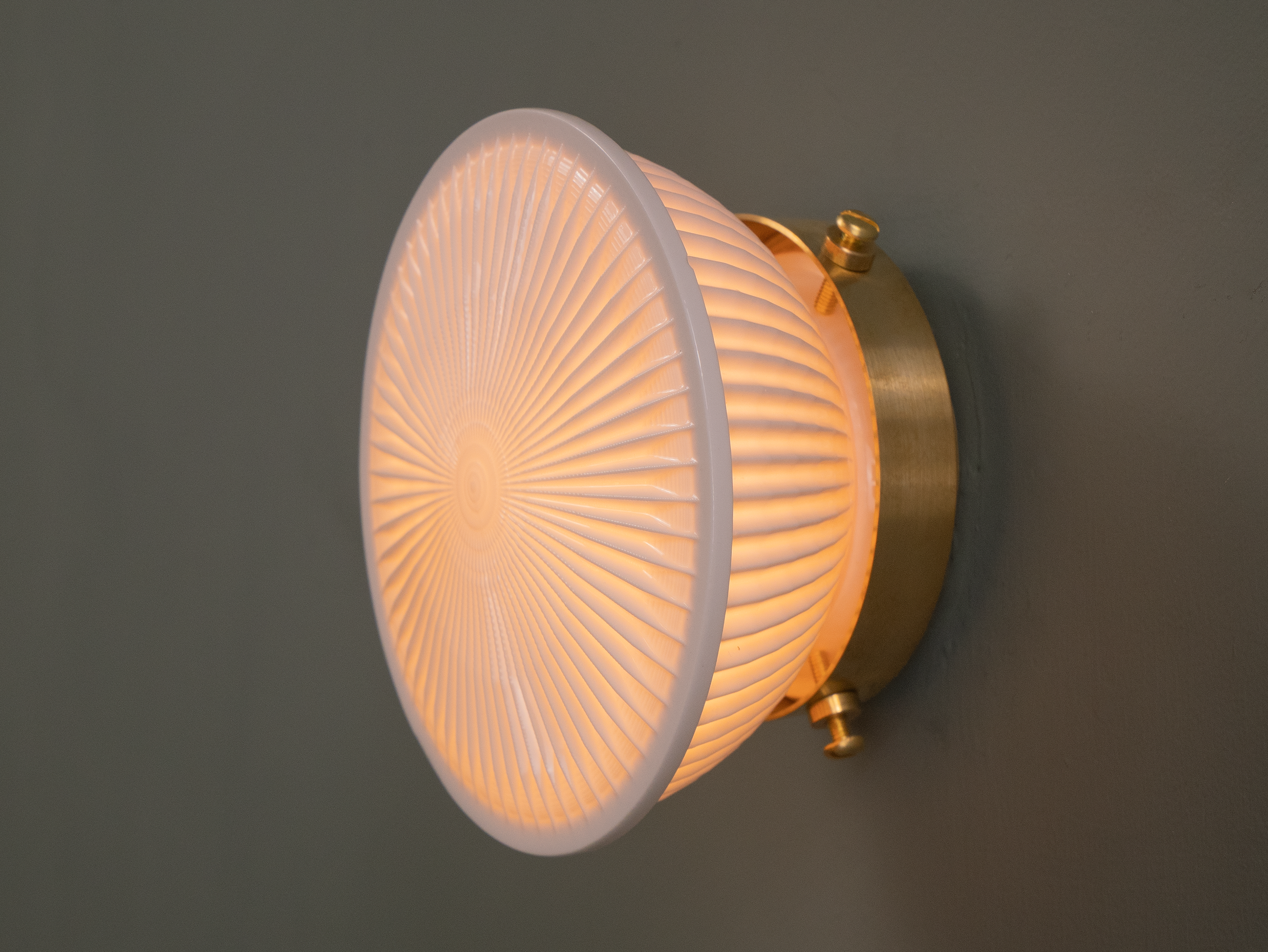 clayburn wall light angle.png