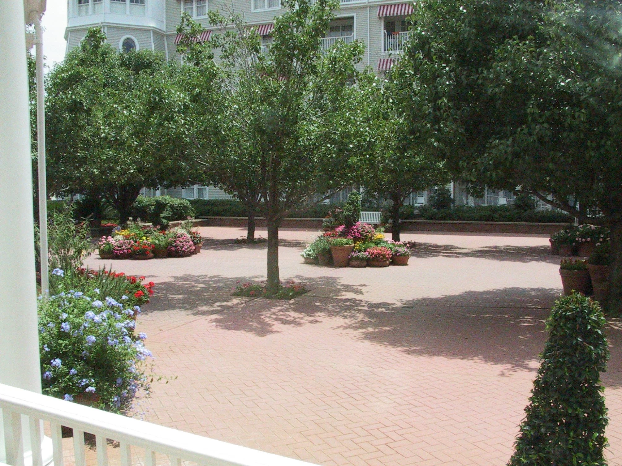 yachtclub4 courtyard.jpg