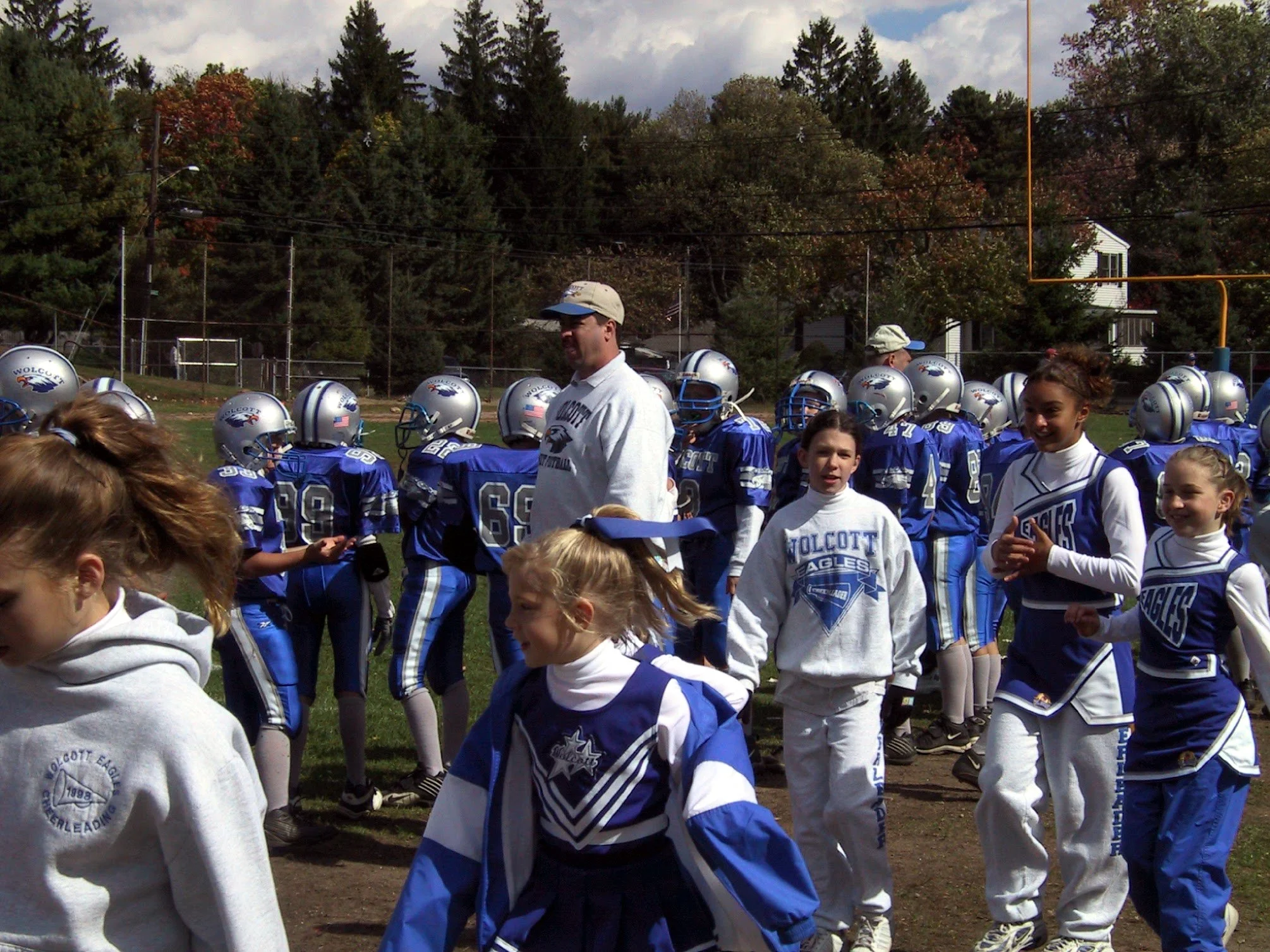 cheerleaders walk by team.jpg