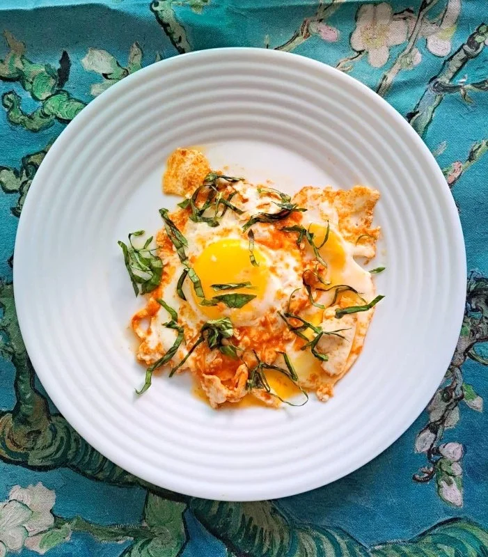 Sriracha Garlic Butter Fried Eggs — Cut the Fromage