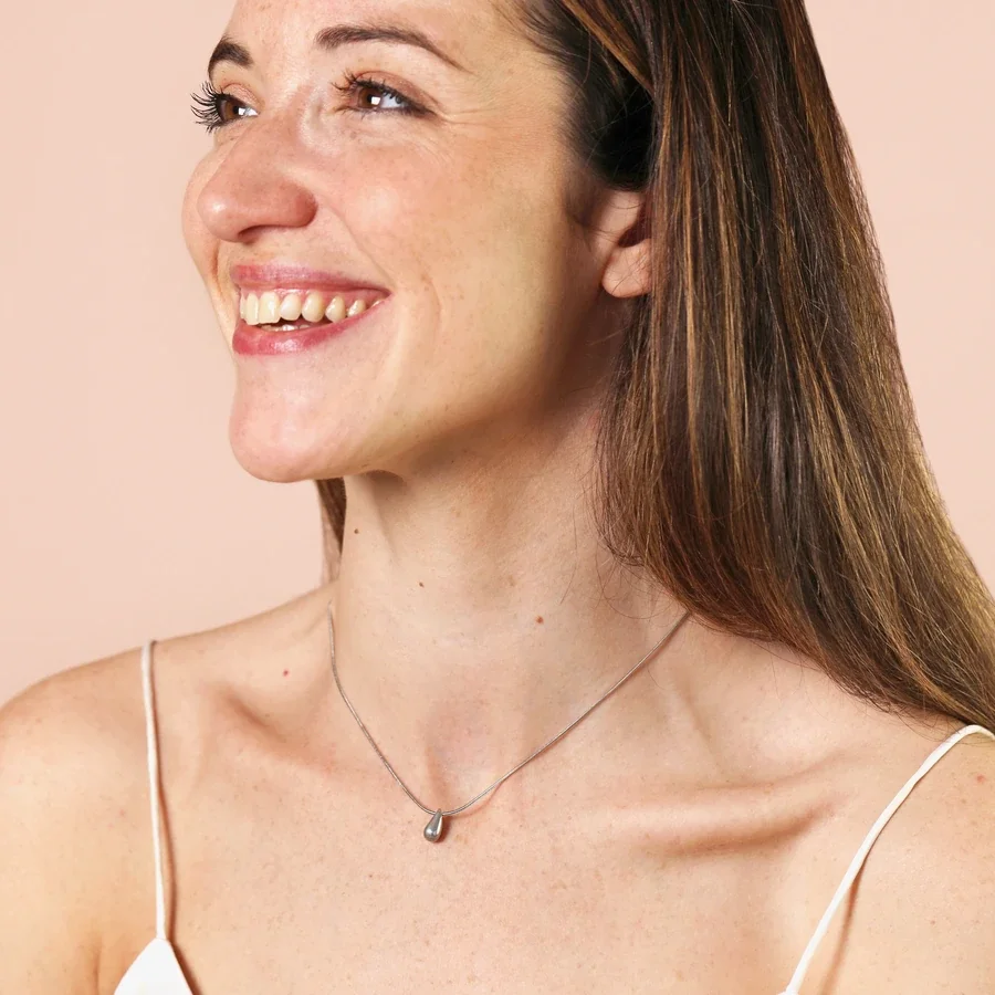 stainless-steel-teardrop-necklace-silver-77999-4x3a4937-copy-900x900.webp