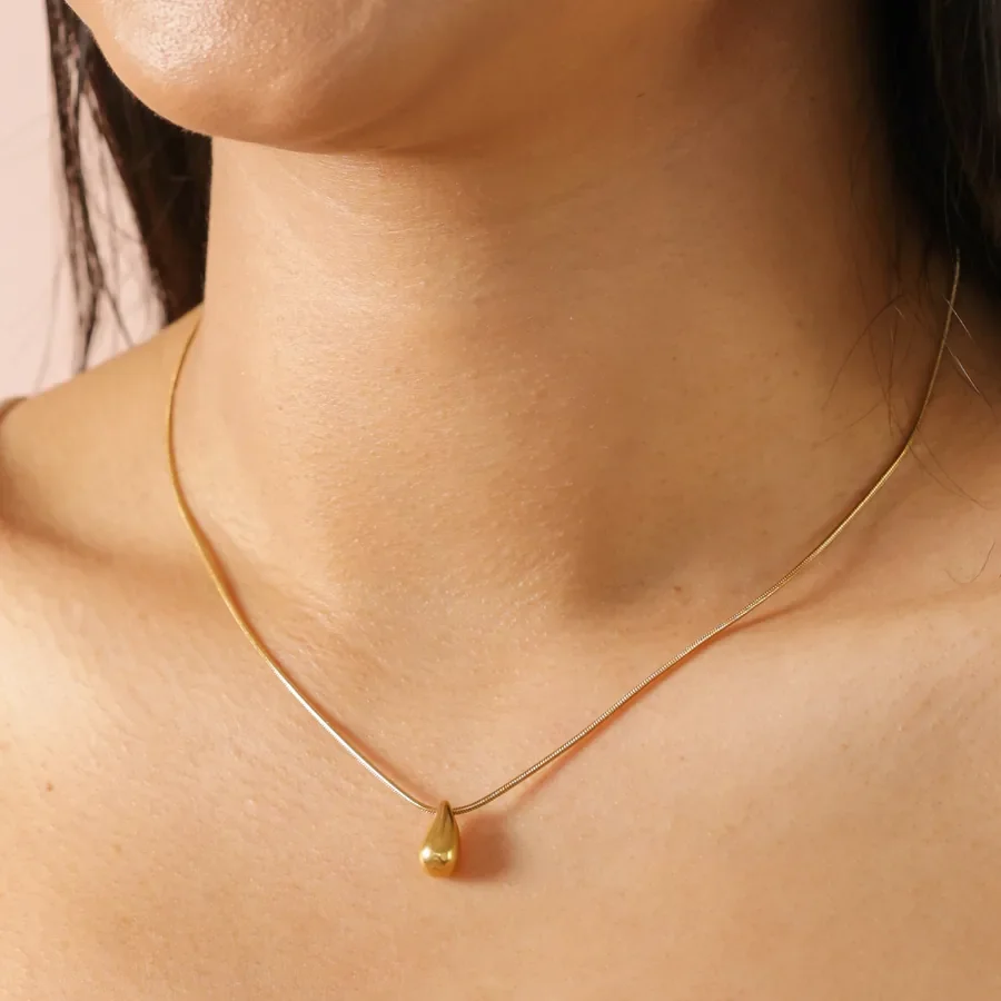 stainless-steel-teardrop-necklace-gold-443a5898copy2-900x900.webp