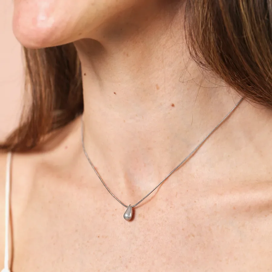 stainless-steel-teardrop-necklace-silver-77999-4x3a4930-copy-900x900.webp