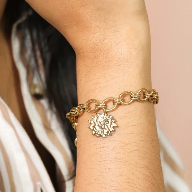 stainless-steel-hammered-sun-charm-chain-bracelet-gold-80719-4x3a6765-copy2-1-620x620.webp