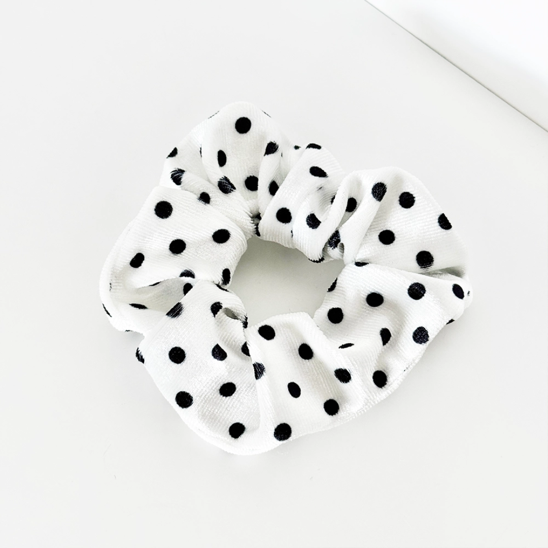 white polka dot scrunchie.png