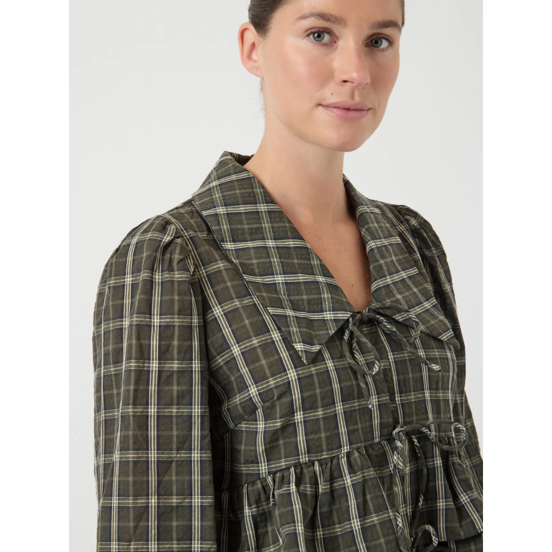 yascinna-shirt-model4.png