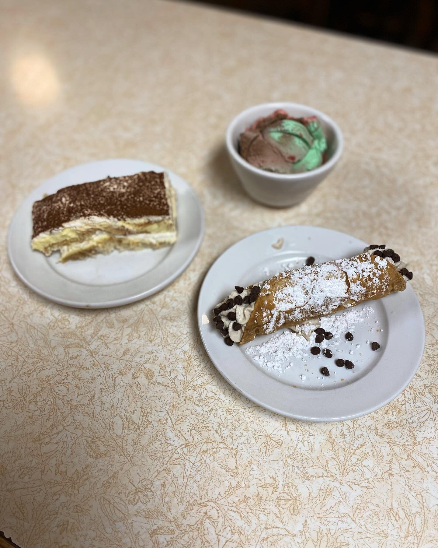 Did someone say dessert?
#tiramisu #cannoli #spummoni #brooklynpizza