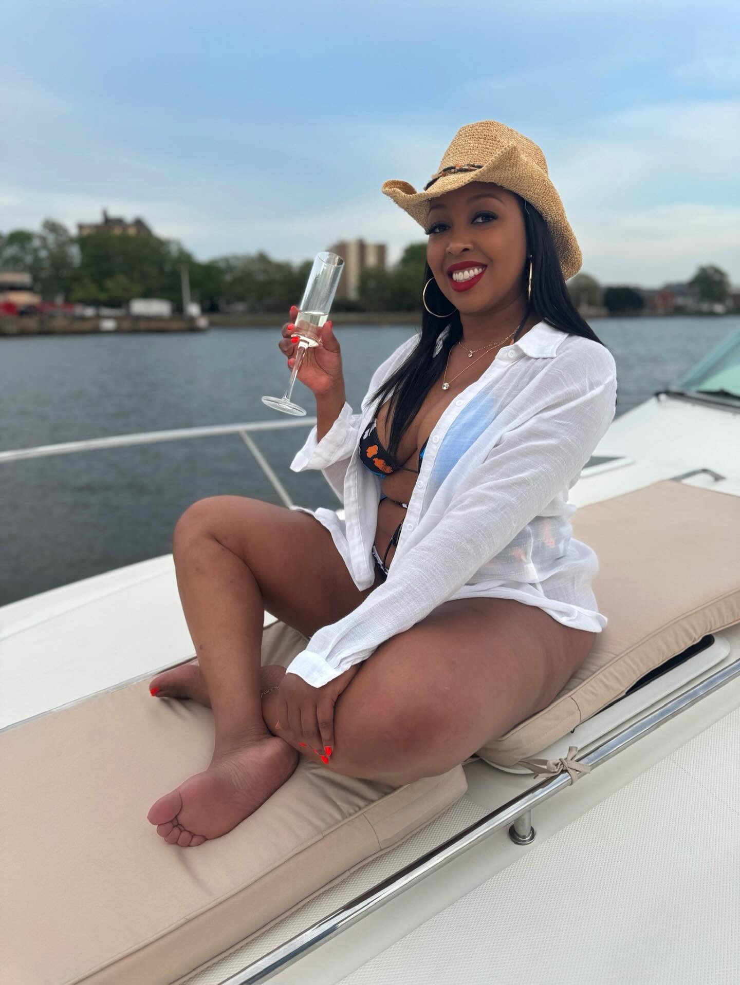 Boat days hit different with Mahogany Yacht Charters — where luxury meets culture on the water. ✨
As a Black women-owned, full-service yacht charter based in Washington DC, we’re here to give you the ultimate vibe: stunning views, unmatc