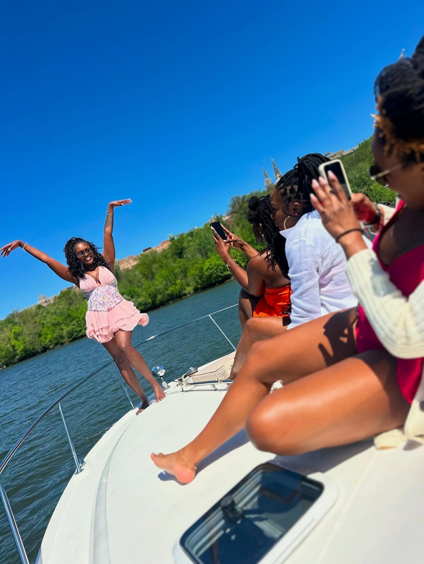 Some of life’s most unforgettable moments deserve to be captured—and what better way to make them happen than on the water? Let Mahogany be part of your next boat day adventure.💕
Book your charter now and make memories that last a lifet