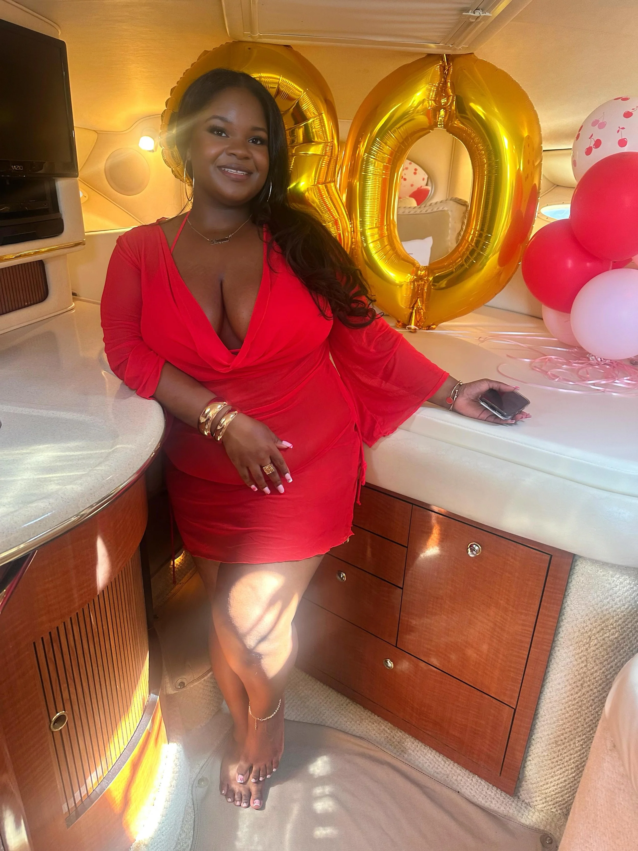 30, flirty, and floating into a new decade 🌊✨🥂

#myc #mahoganyyachtcharters #30thbirthday #weprovidethevibes #washingtondc
