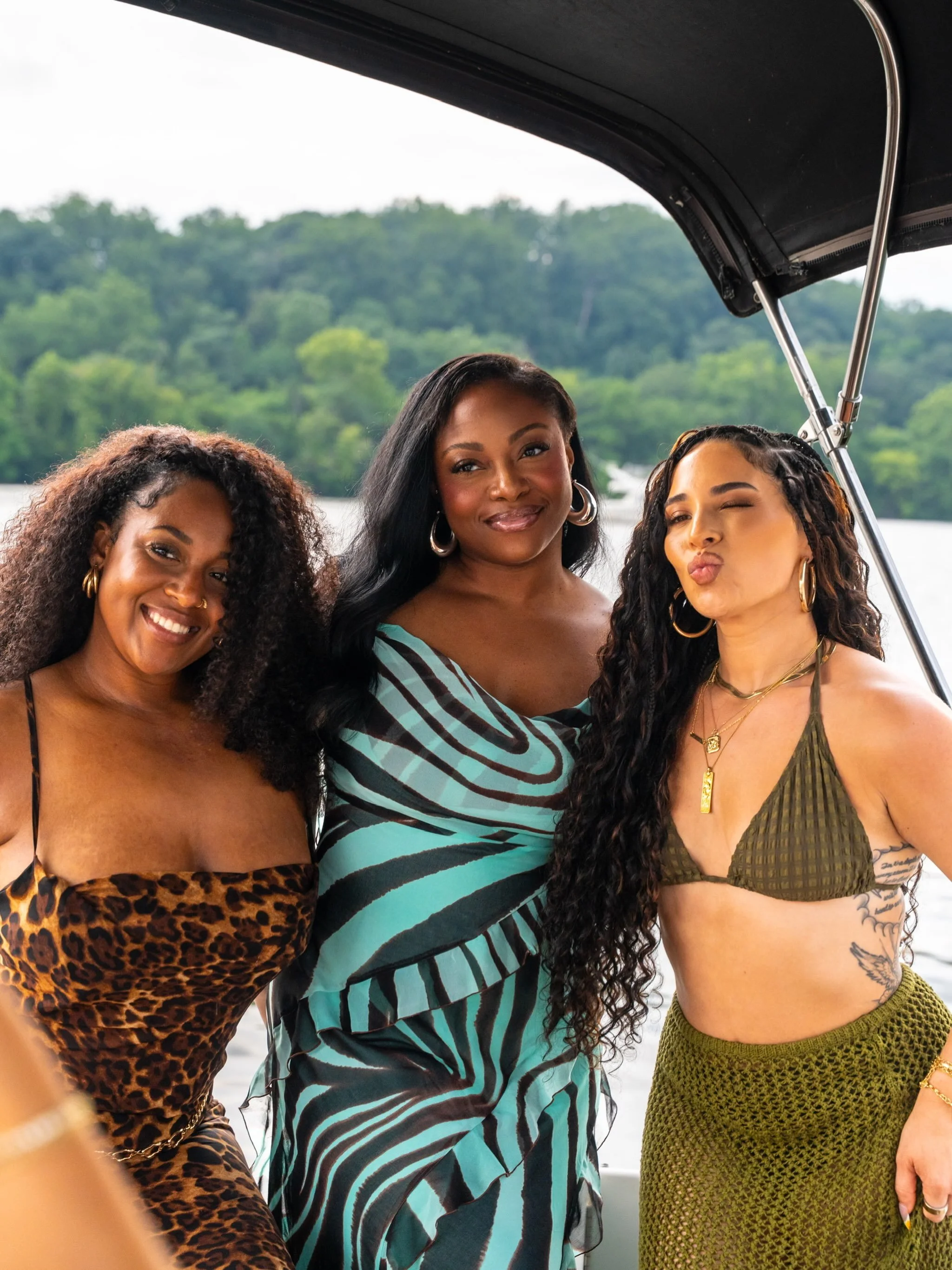 Labor Day weekend may be over, but boat season isn&rsquo;t! 🛥️✨

There&rsquo;s still plenty of sunshine, monument views, and good times left on the Potomac. 🌊🥂

Book your Mahogany charter now through the end of October! Come make a few more summer