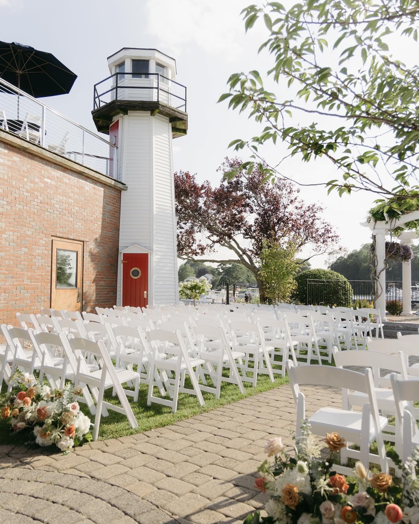 The seacoast special 🐚

@danversport Yacht Club has all the character of new England coastal wedding. 11/10 would recommend! ⚓

Venue @danversport
Photo @francessimonephotog
Florals @whitebirchfloral
DJ @coolcityentertainment
Strings @apollochamberm