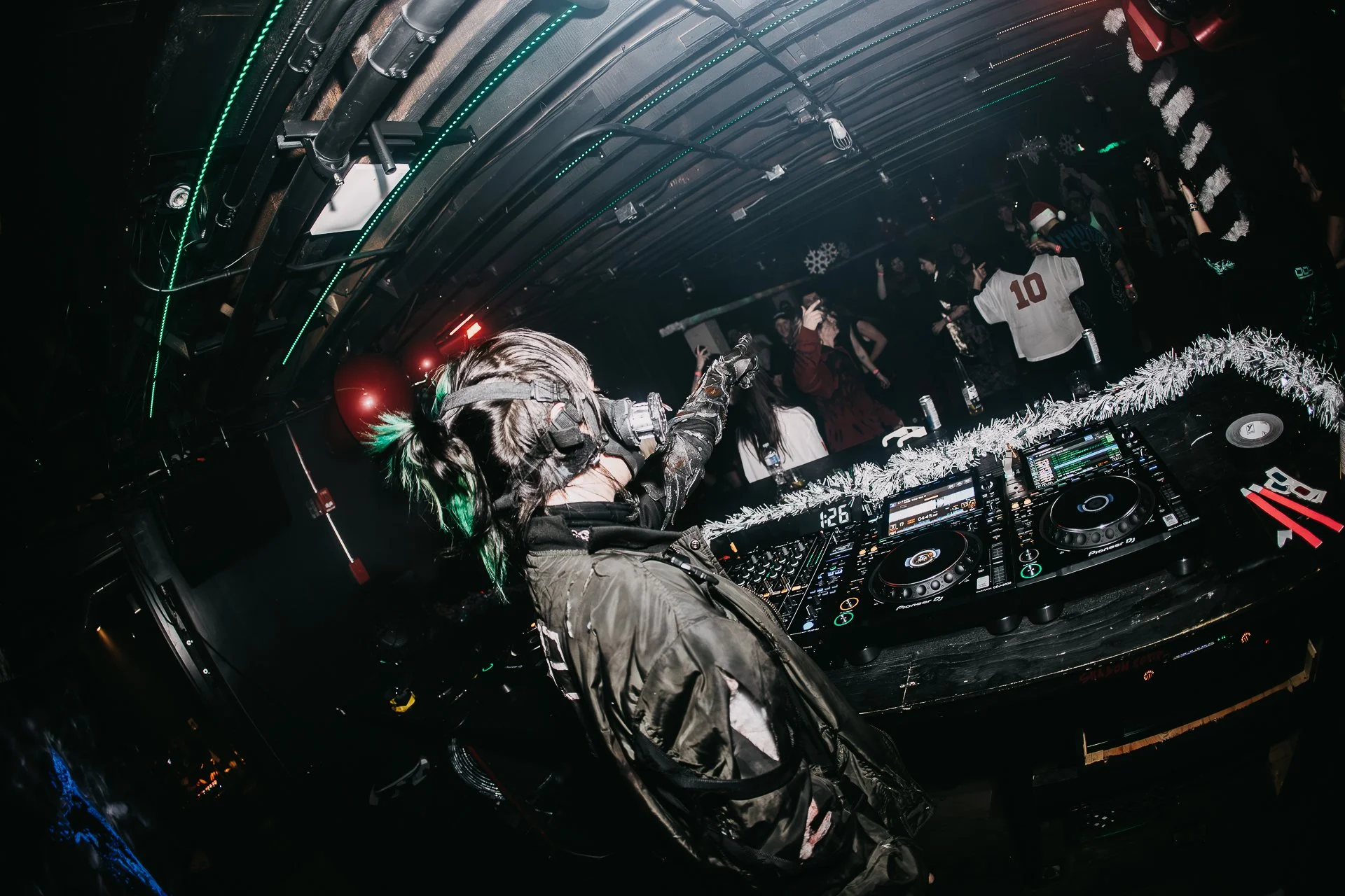 HOT HEAT BEATS-SHATTER THE HALLS 25-ARA.MEDIUM_-79.jpg