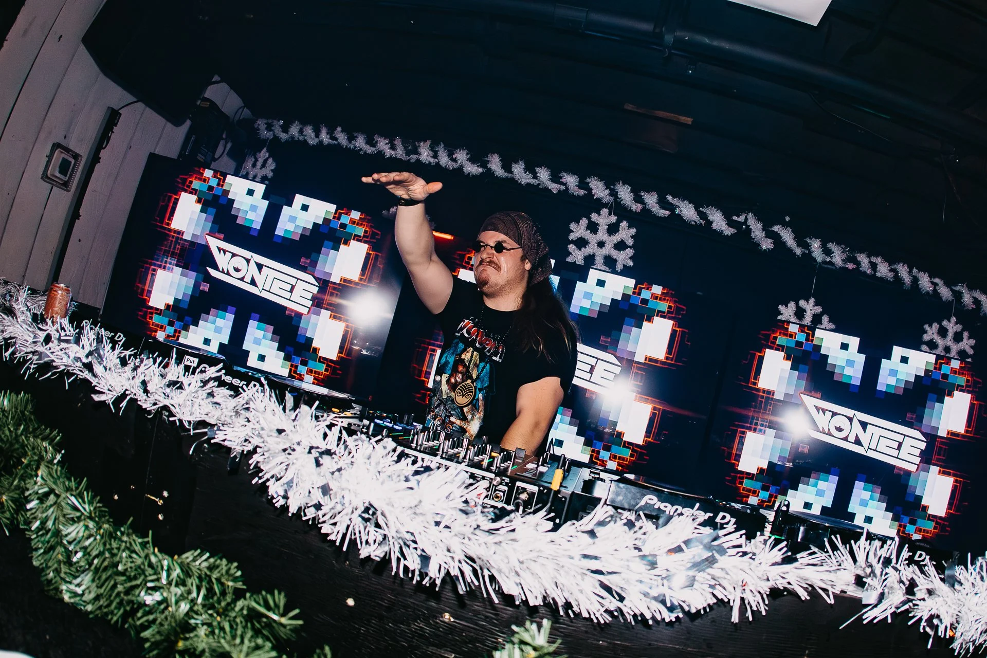 HOT HEAT BEATS-SHATTER THE HALLS 25-ARA.MEDIUM_-39.jpg