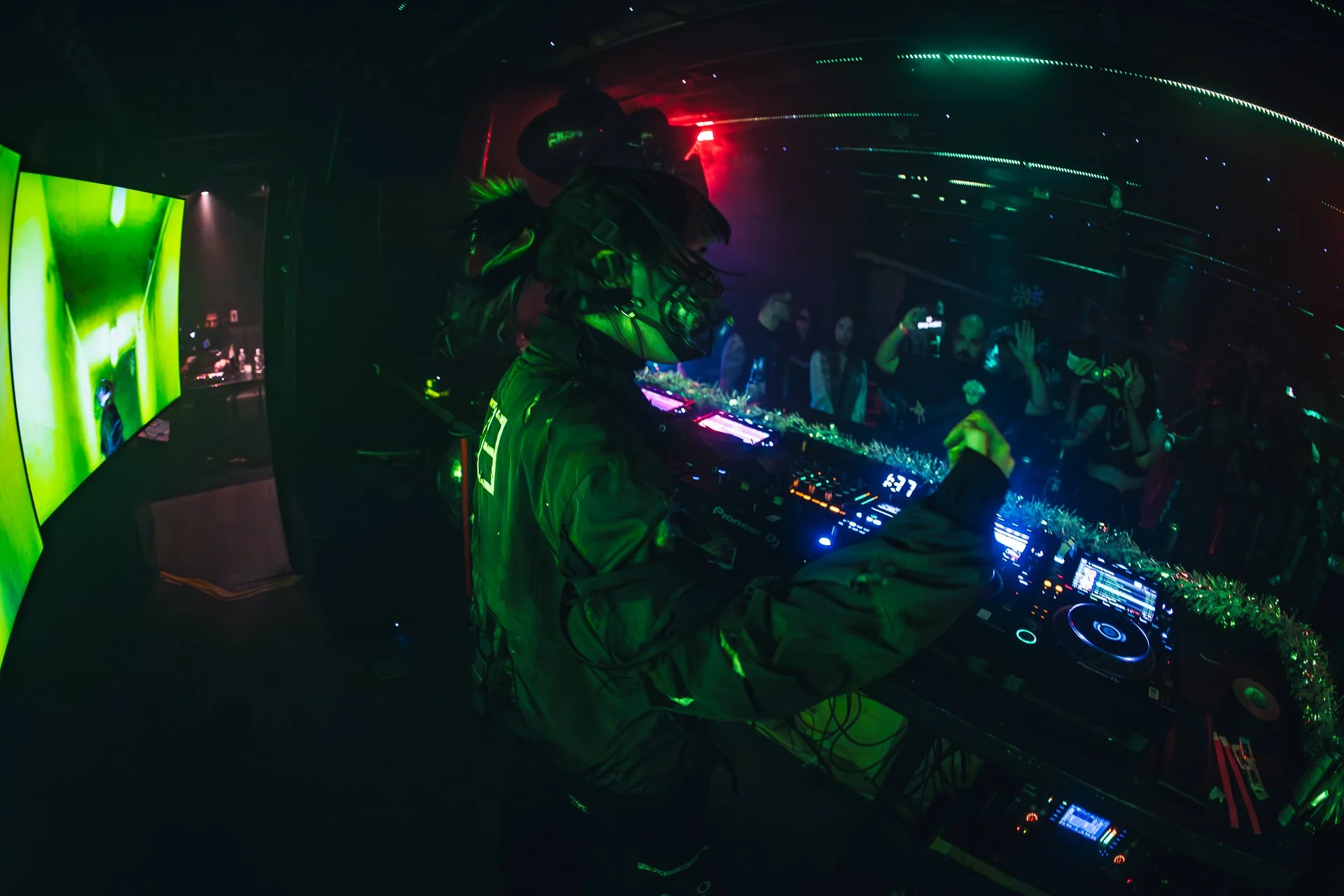 HOT HEAT BEATS-SHATTER THE HALLS 25-ARA.MEDIUM_-92.jpg