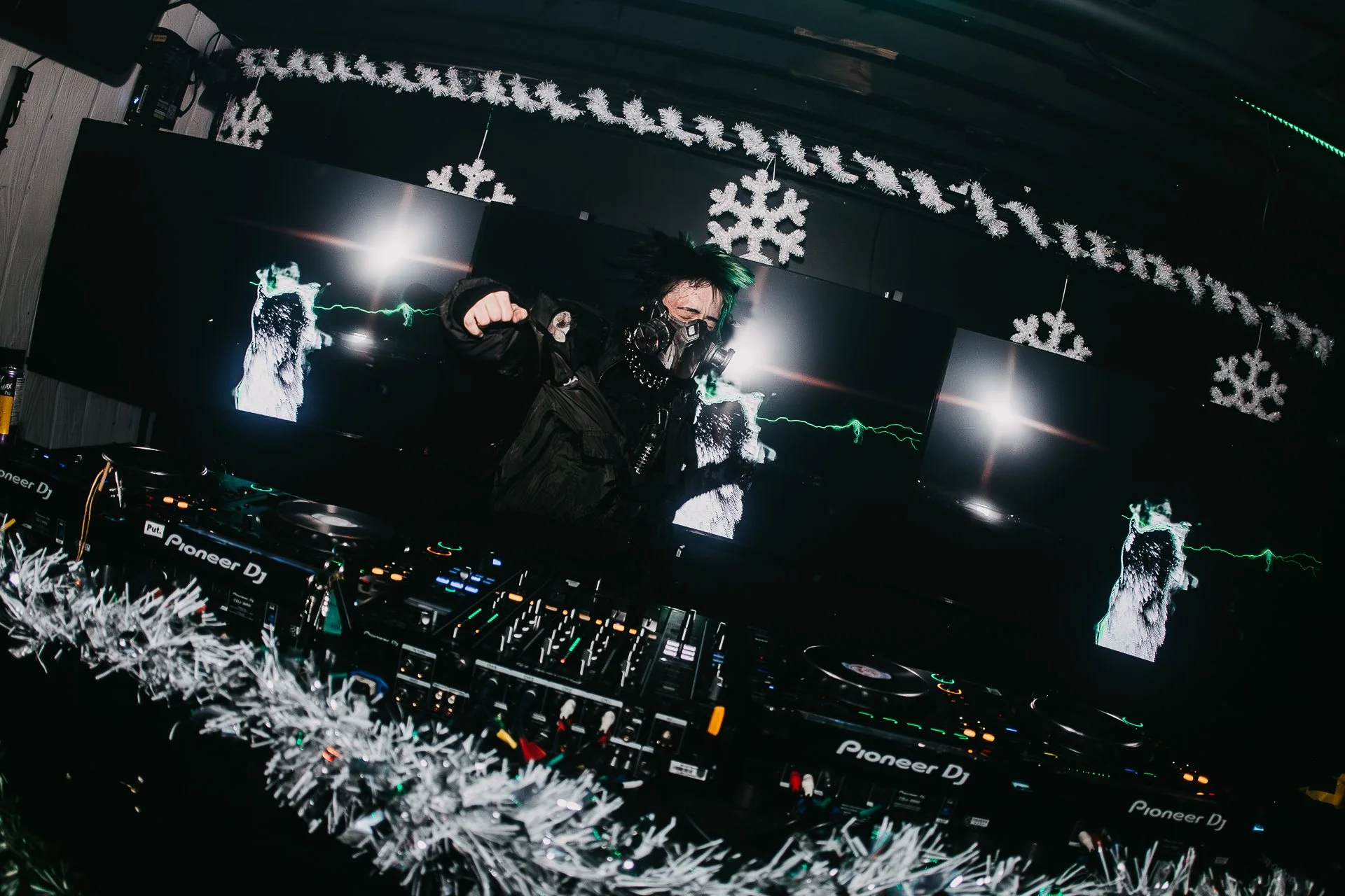 HOT HEAT BEATS-SHATTER THE HALLS 25-ARA.MEDIUM_-85.jpg