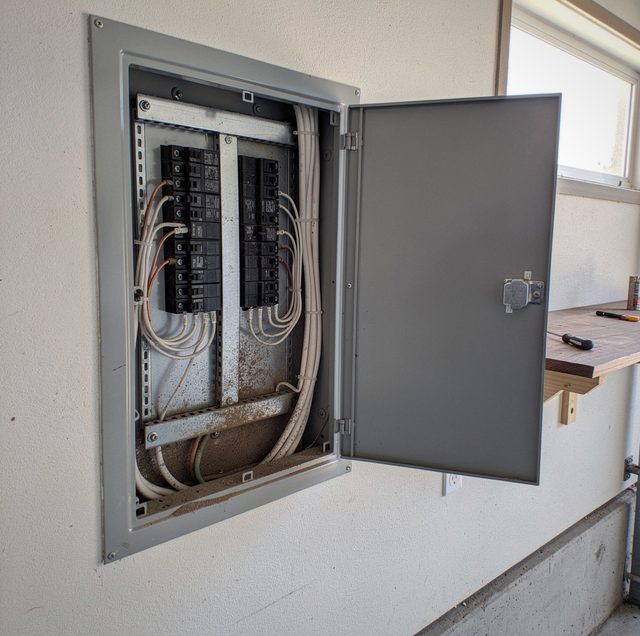 7 Warning Signs Your Electrical Panel Is Outdated