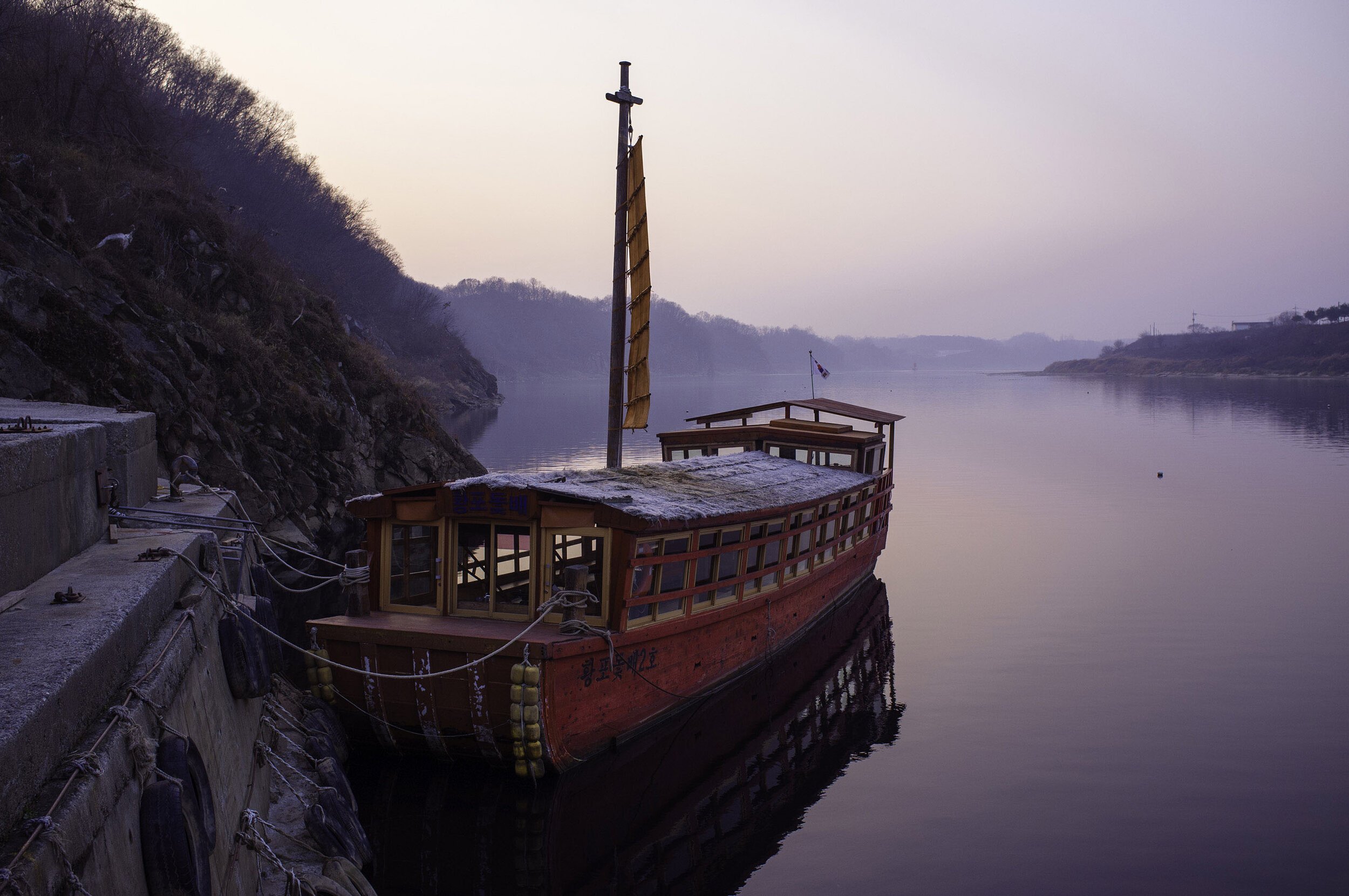 A_Tourboat_on_the_Imjin_River.jpg